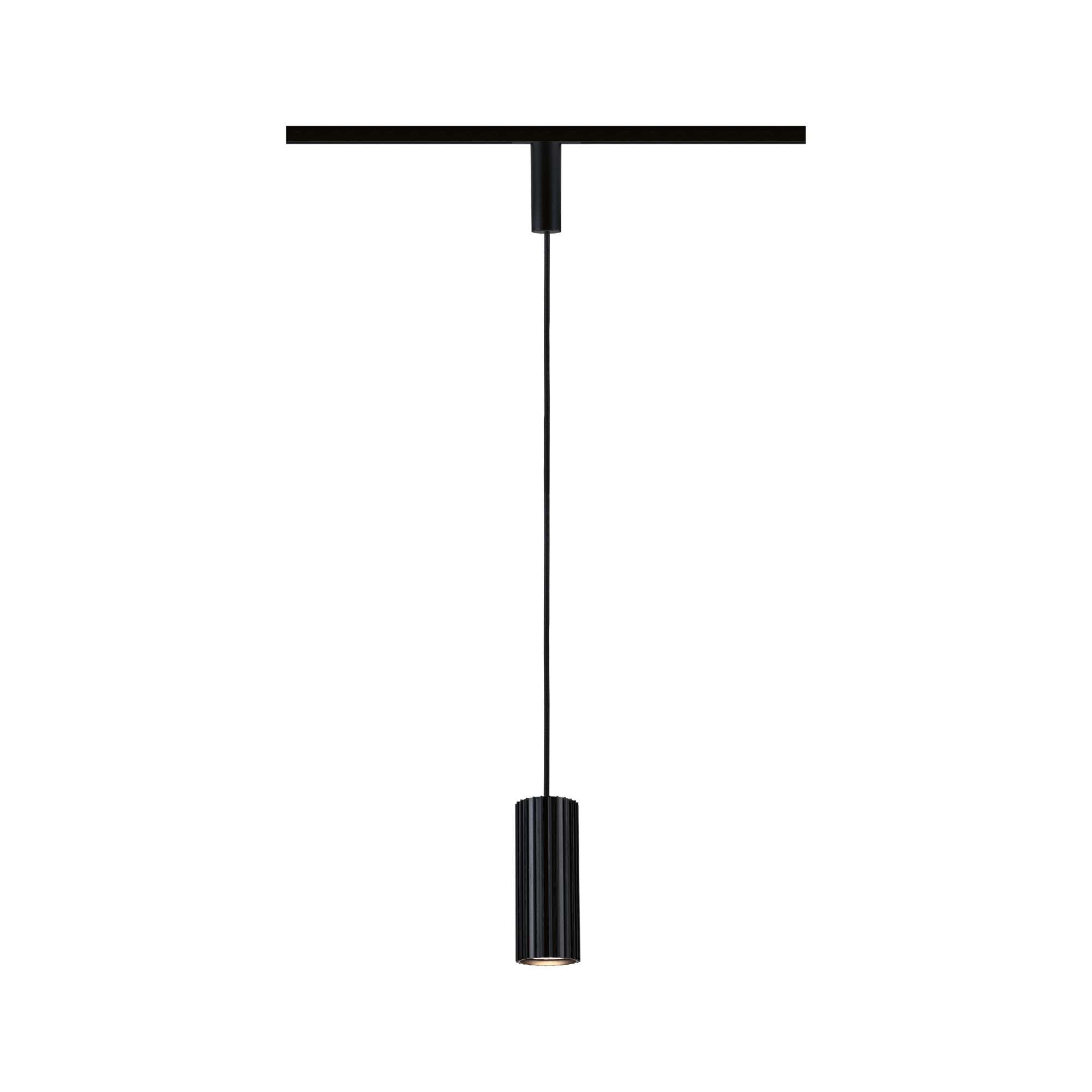 Czarna, rowkowana lampa wisząca w kształcie cylindra na szynie.