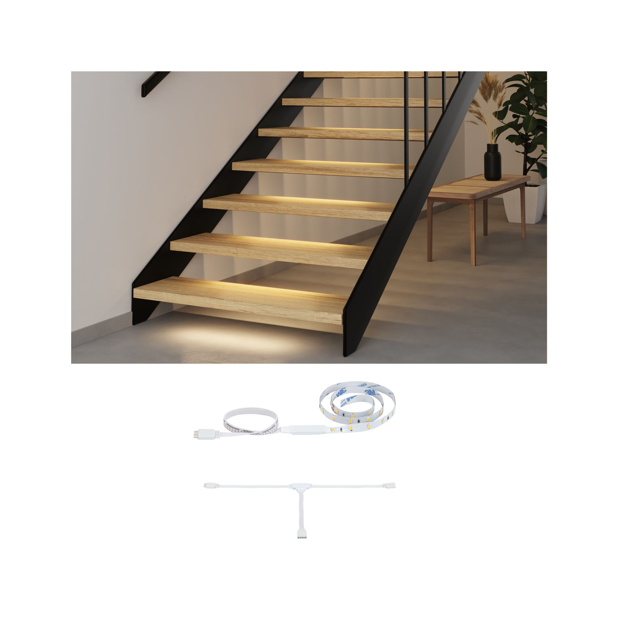 Beleuchtete Holztreppe mit schwarzem Metallgeländer und LED-Streifen.