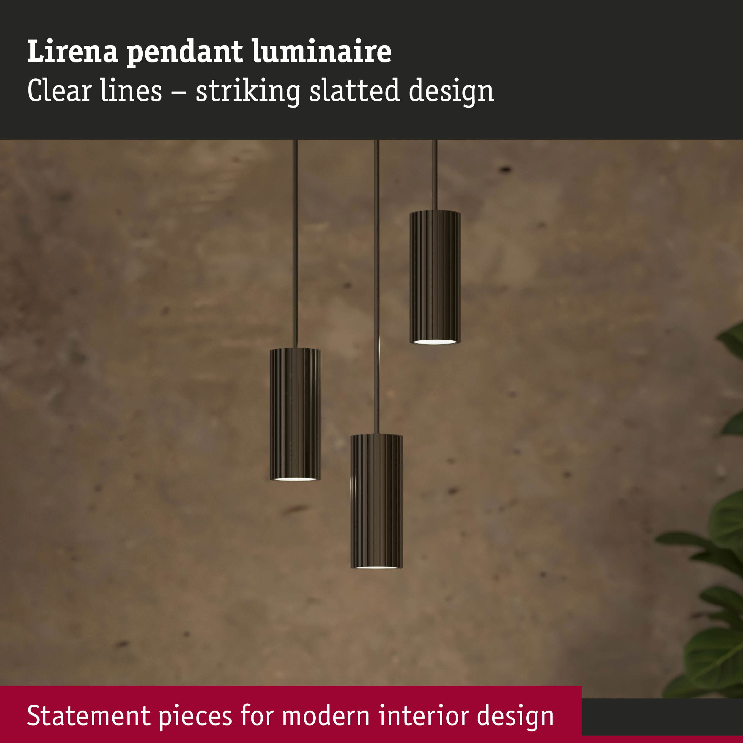 Trois suspensions cylindriques sombres au design à lamelles pendent devant un mur.