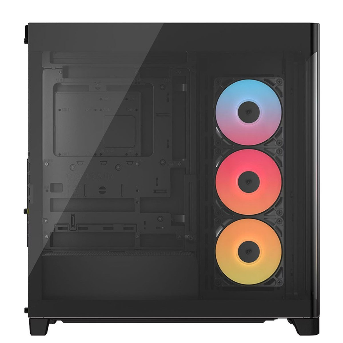 Üç aydınlatmalı fanı ve cam yan paneli olan siyah PC kasası.