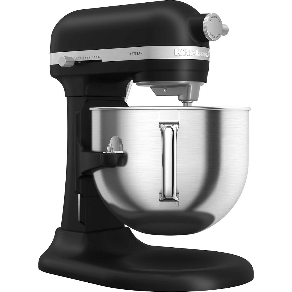 Ein schwarzer KitchenAid Artisan Standmixer mit Edelstahlschüssel und Geschwindigkeitsregler.