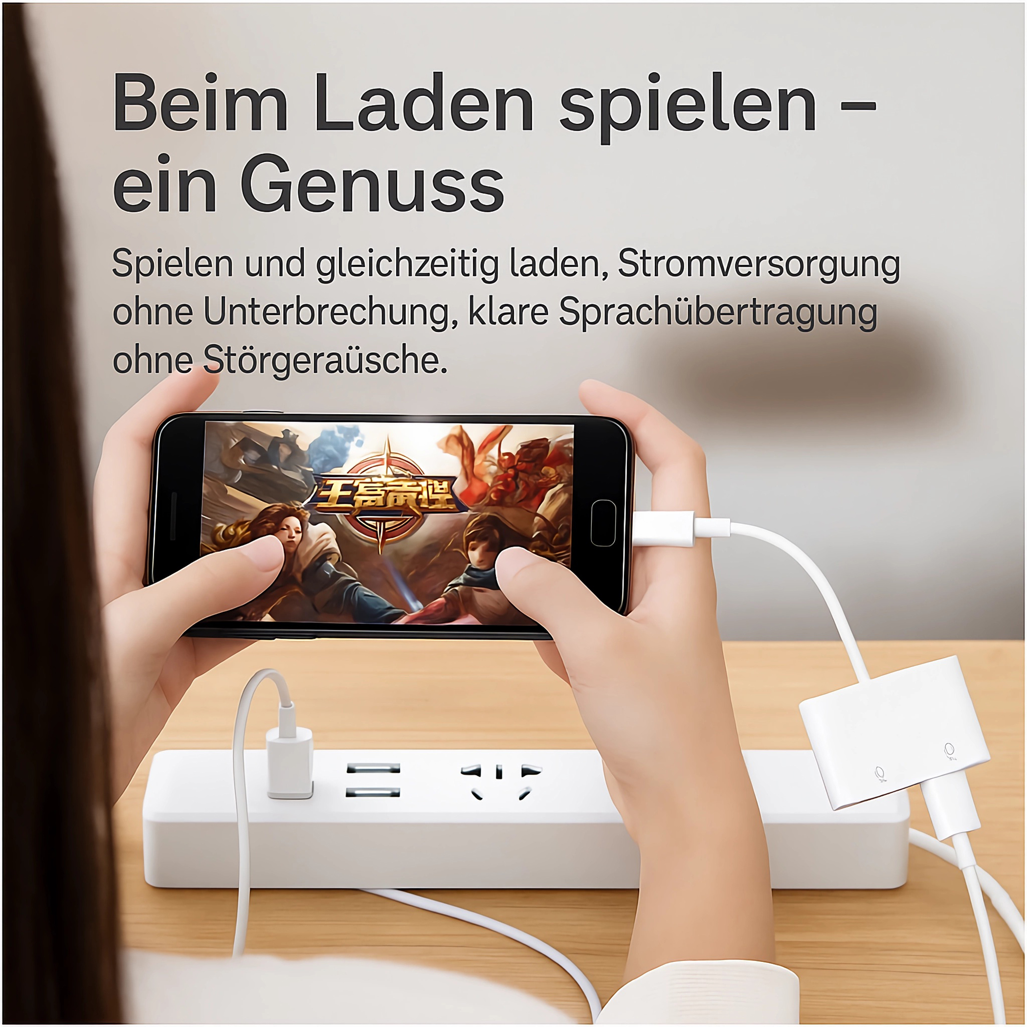 Person spielt auf Handy, während es über Netzteil lädt.