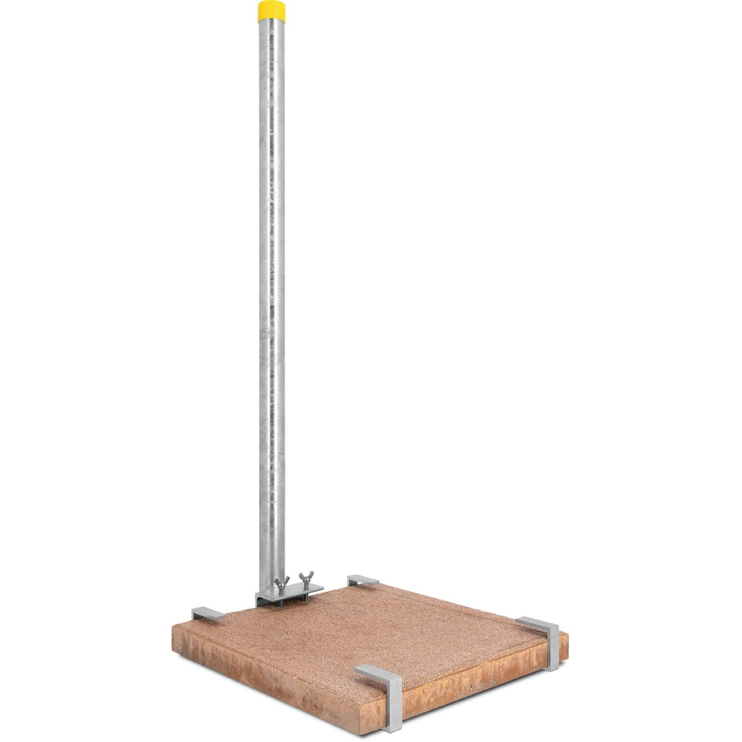 Ein Metallrohr mit gelber Kappe steht auf einer rechteckigen Holzbasis.