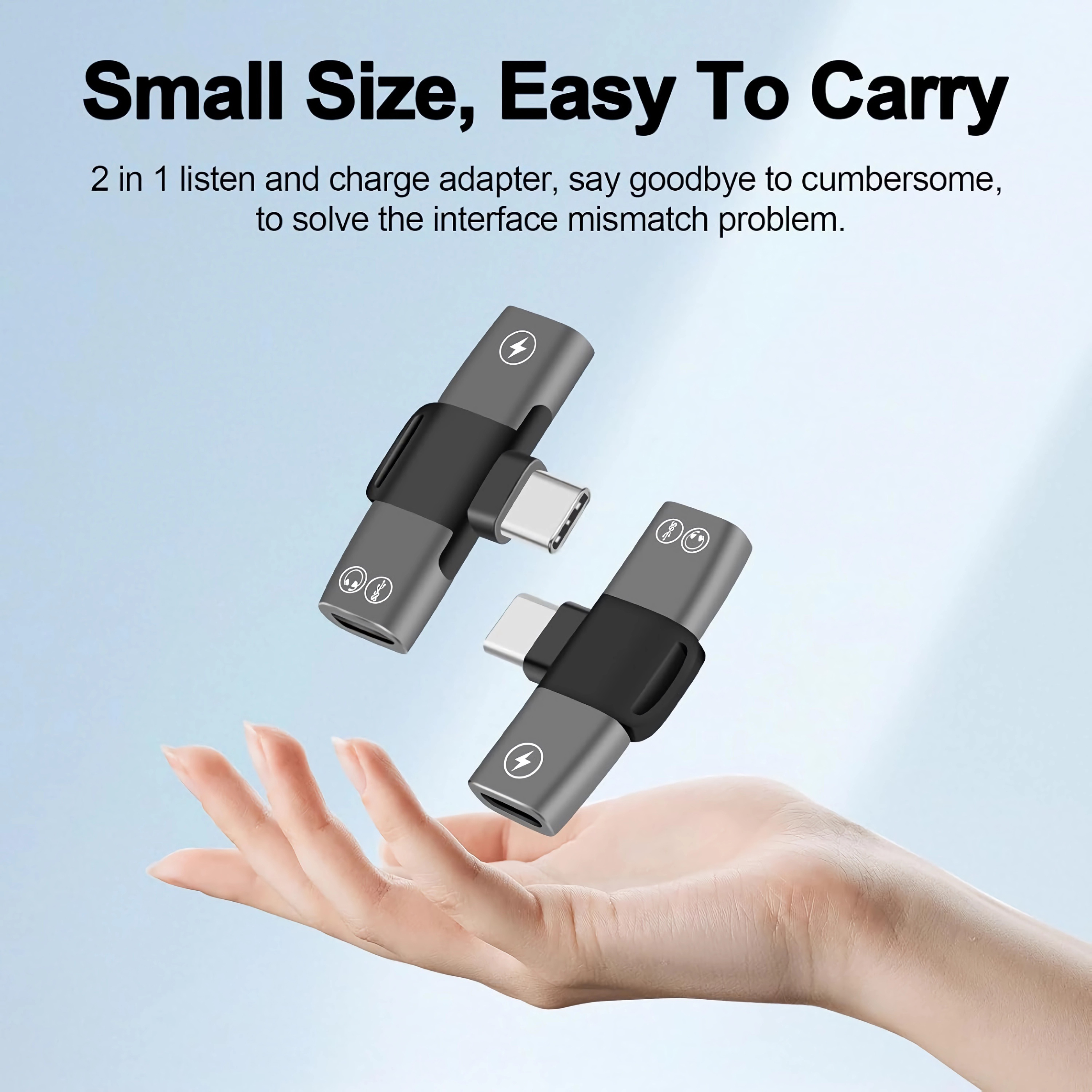 Eine Hand hält zwei graue USB-C-Adapter mit Lightning-Symbol.