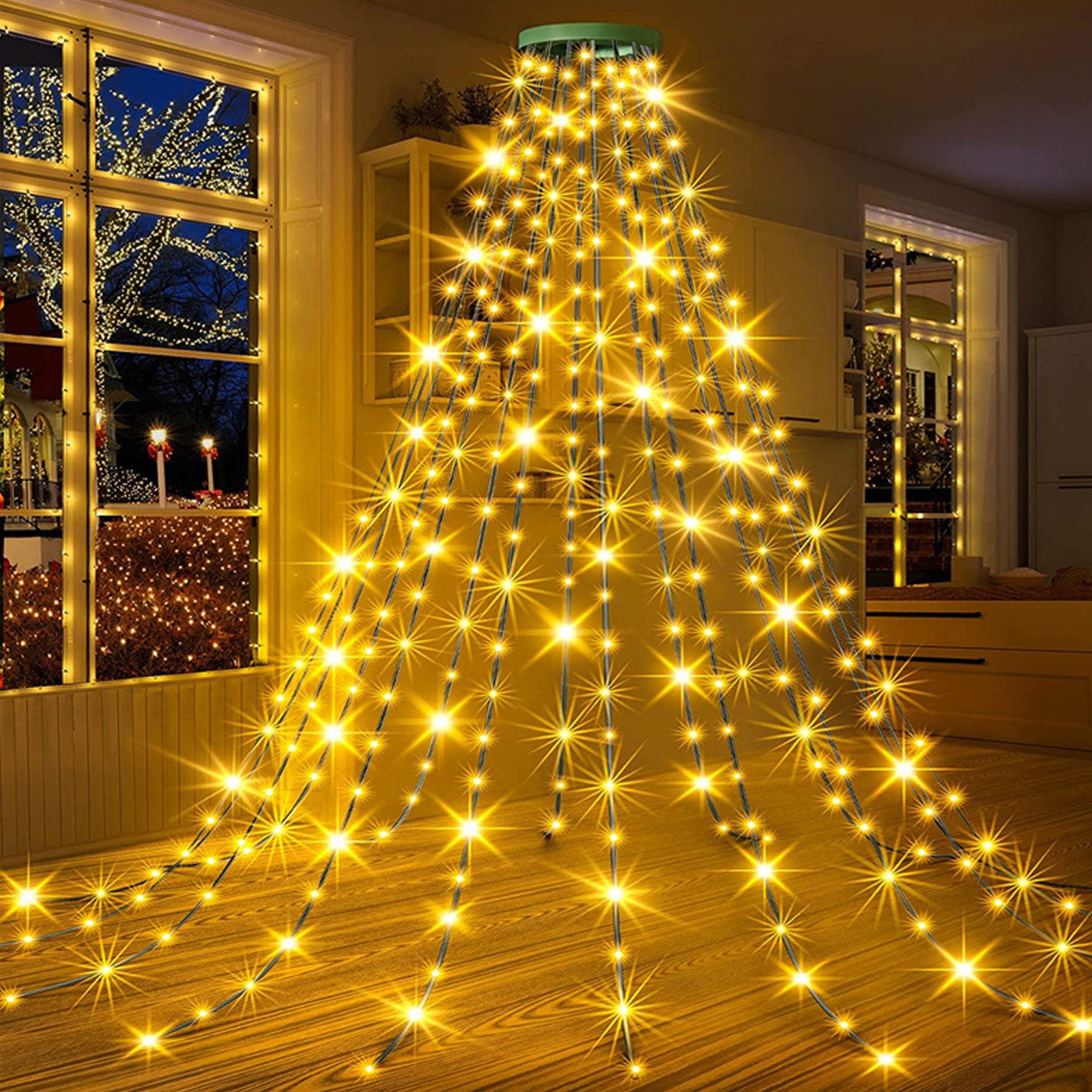 Ein Baum aus warmweißen Lichterketten hängt in einem Raum mit Fenstern.