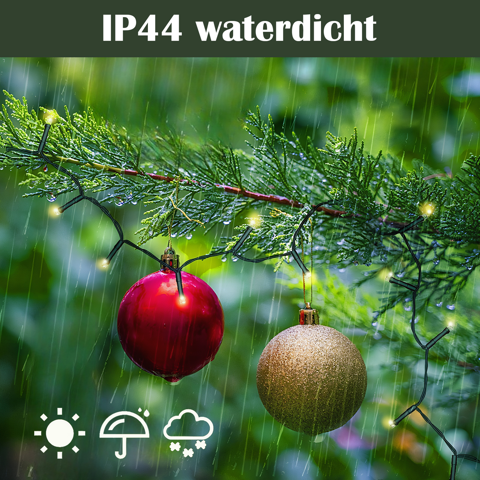 Weihnachtskugeln und Lichterkette an einem Baum im Regen.