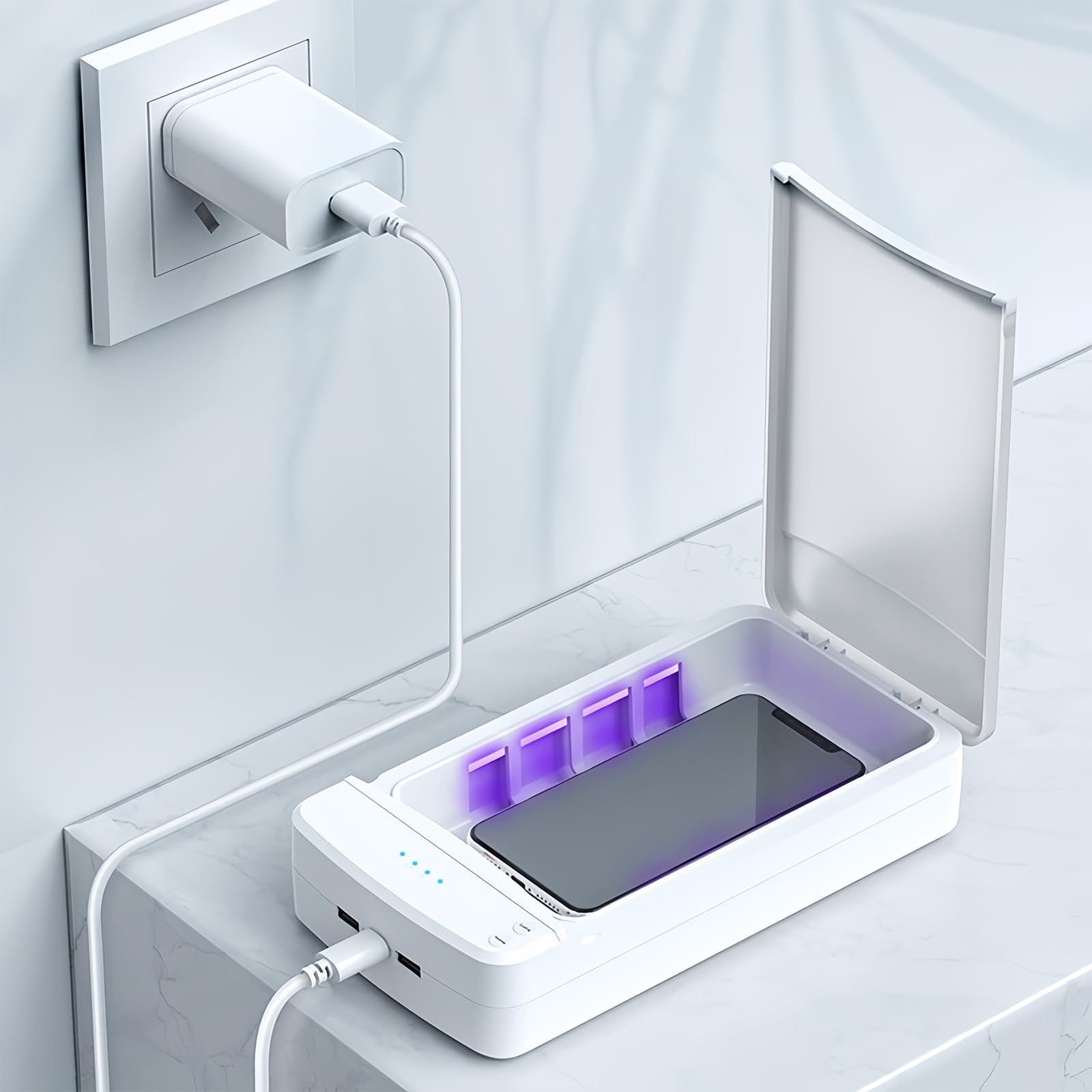 Ein Smartphone wird in einem weißen UV-Sterilisator aufgeladen, der an eine Steckdose angeschlossen ist.