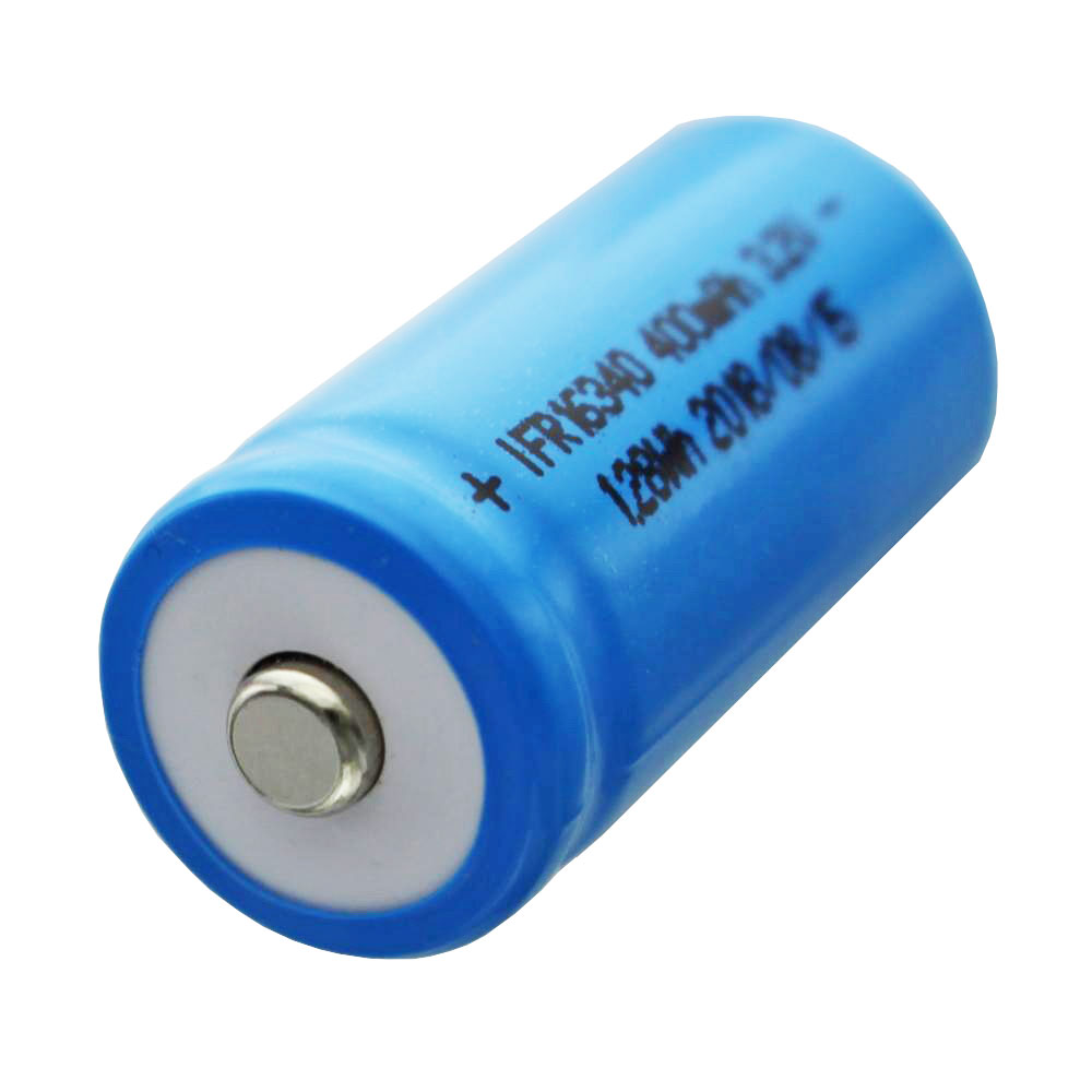 Blaue Batterie mit silberner Spitze und Beschriftung: IFR16340 400mAh 3.7V 2018/08/15.