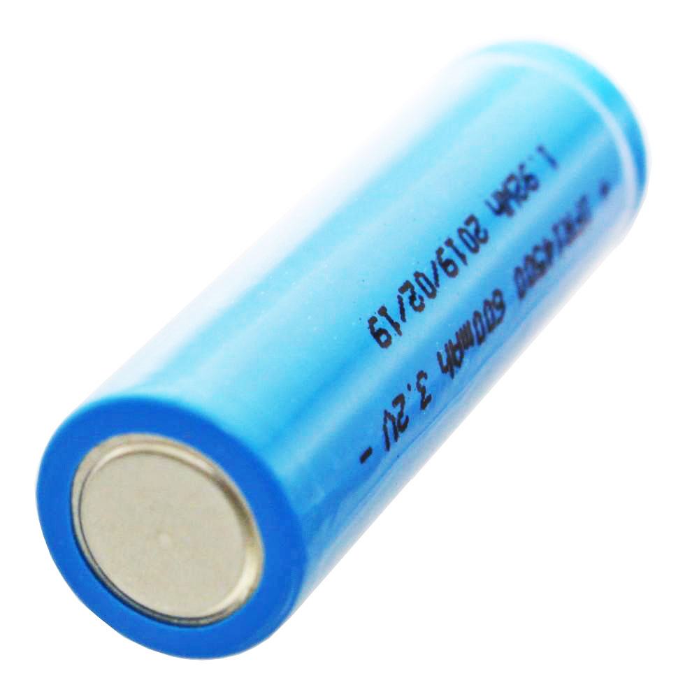 Eine blaue Batterie mit Aufdruck, auf weißem Hintergrund.
