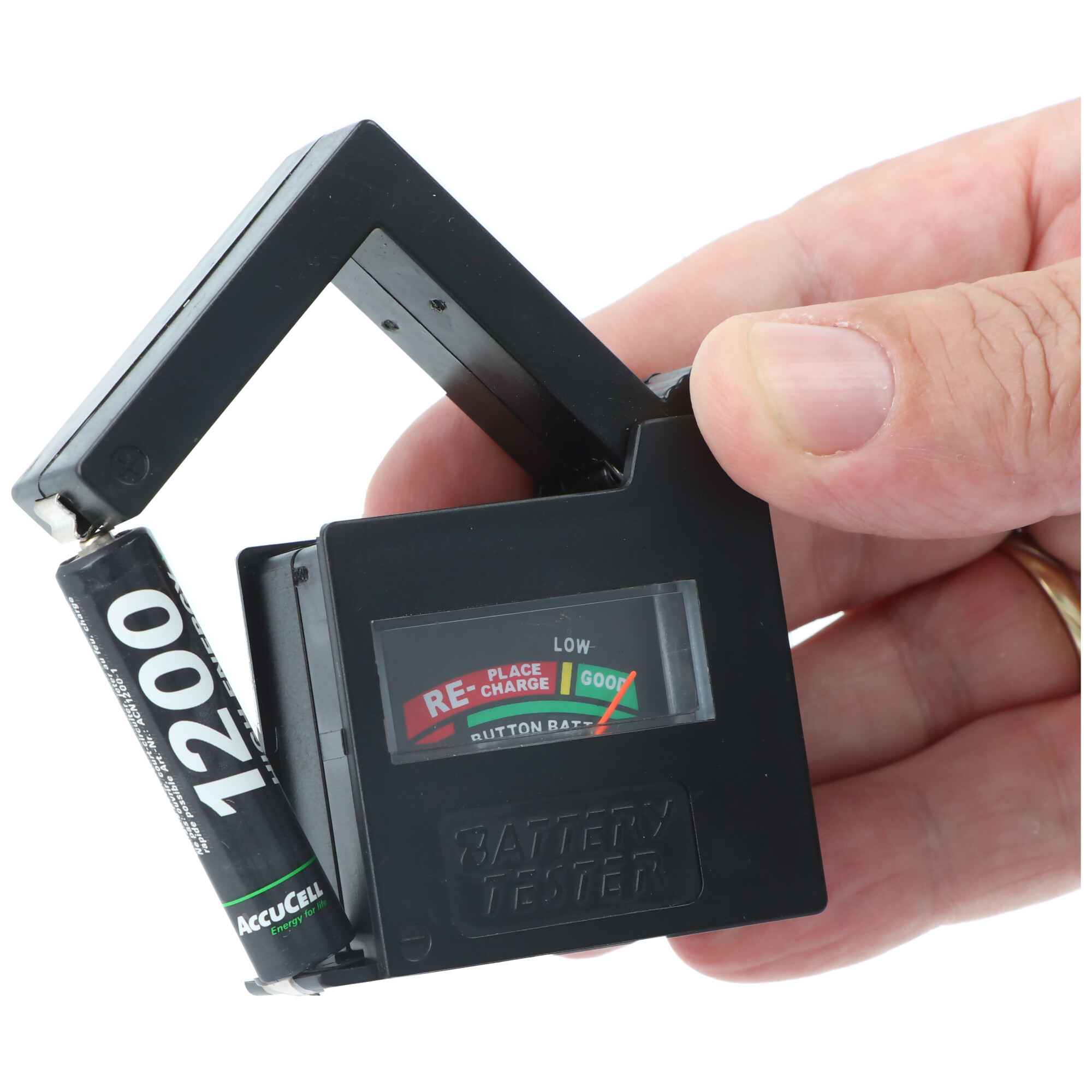 Ein schwarzes Batterietestgerät hält eine AA-Batterie und zeigt auf dem Bildschirm "RE-CHARGE" an.