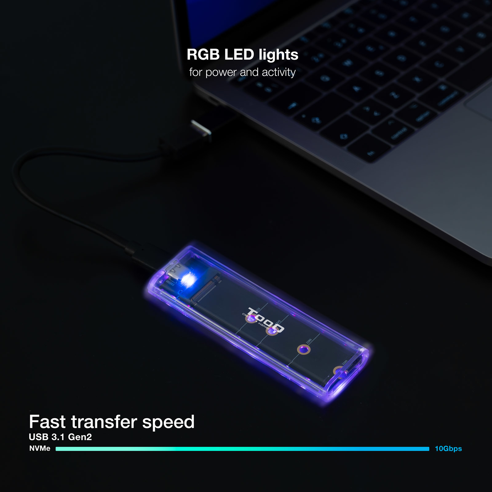 Externes NVMe-Gehäuse mit RGB-Licht, an Laptop angeschlossen.