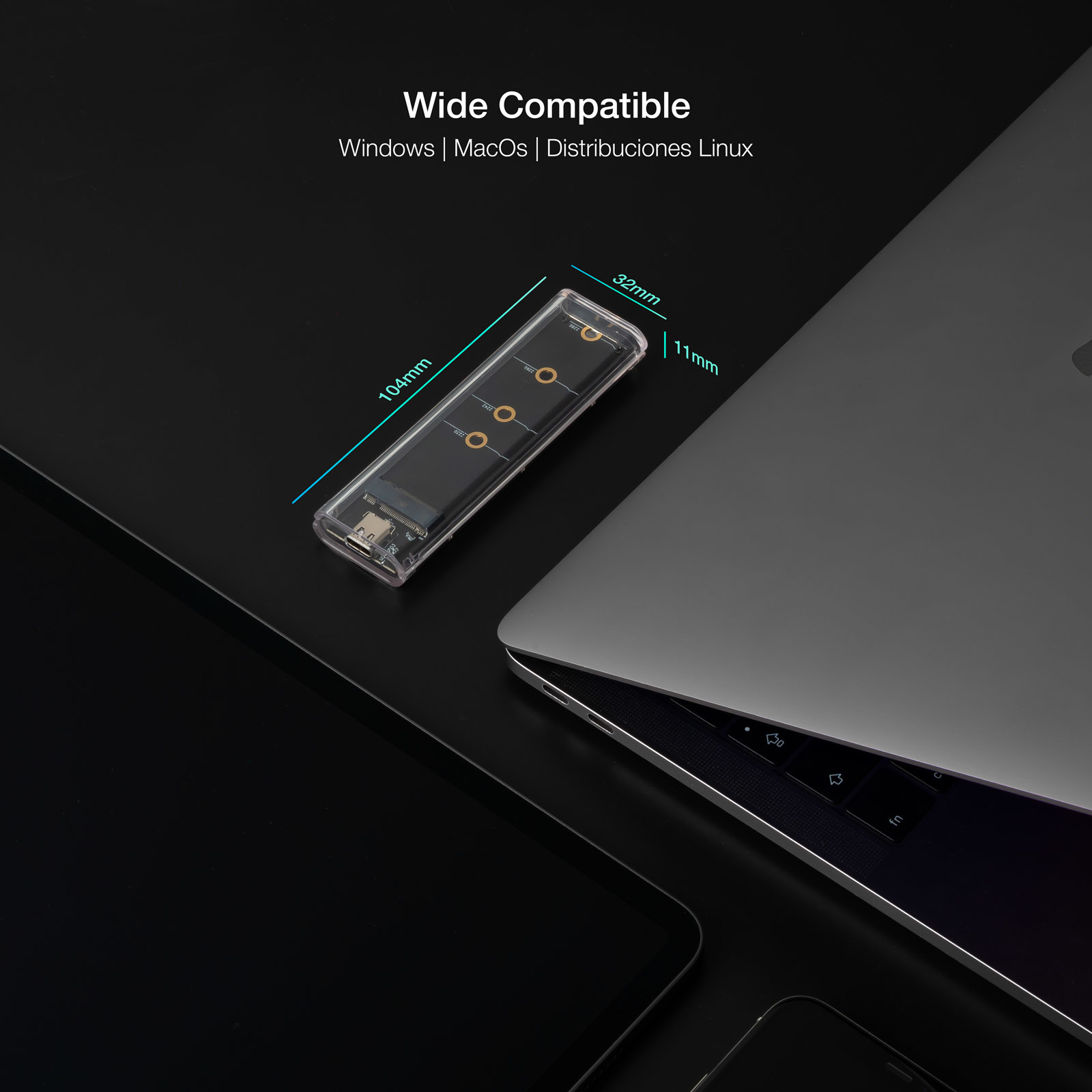 Ein transparenter SSD-Adapter liegt neben einem Laptop. Maße sind angegeben.