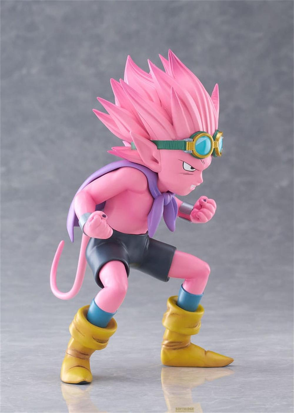 Una figura rosa con botas, pantalones cortos, capa morada y gafas.