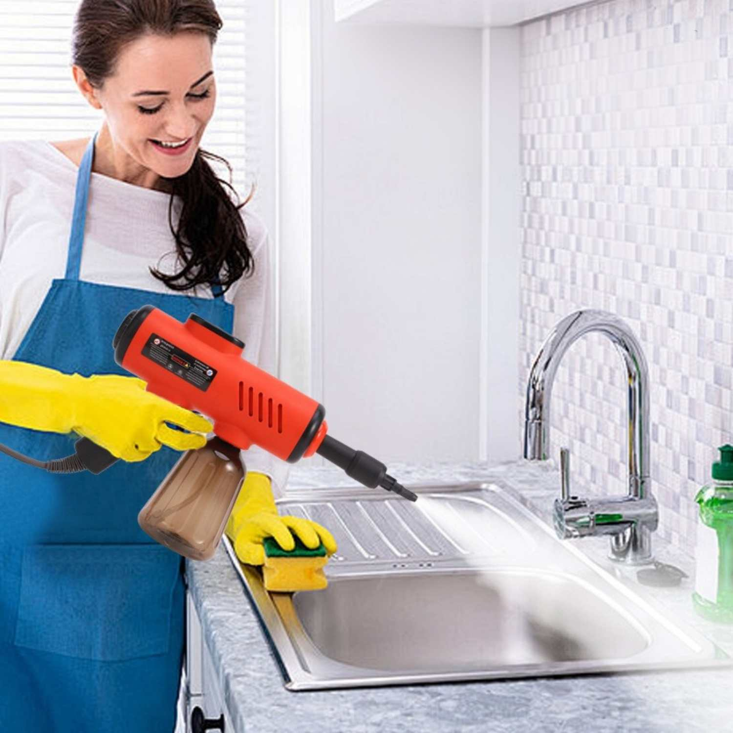 Frau mit gelben Handschuhen reinigt Spüle mit Sprühgerät.