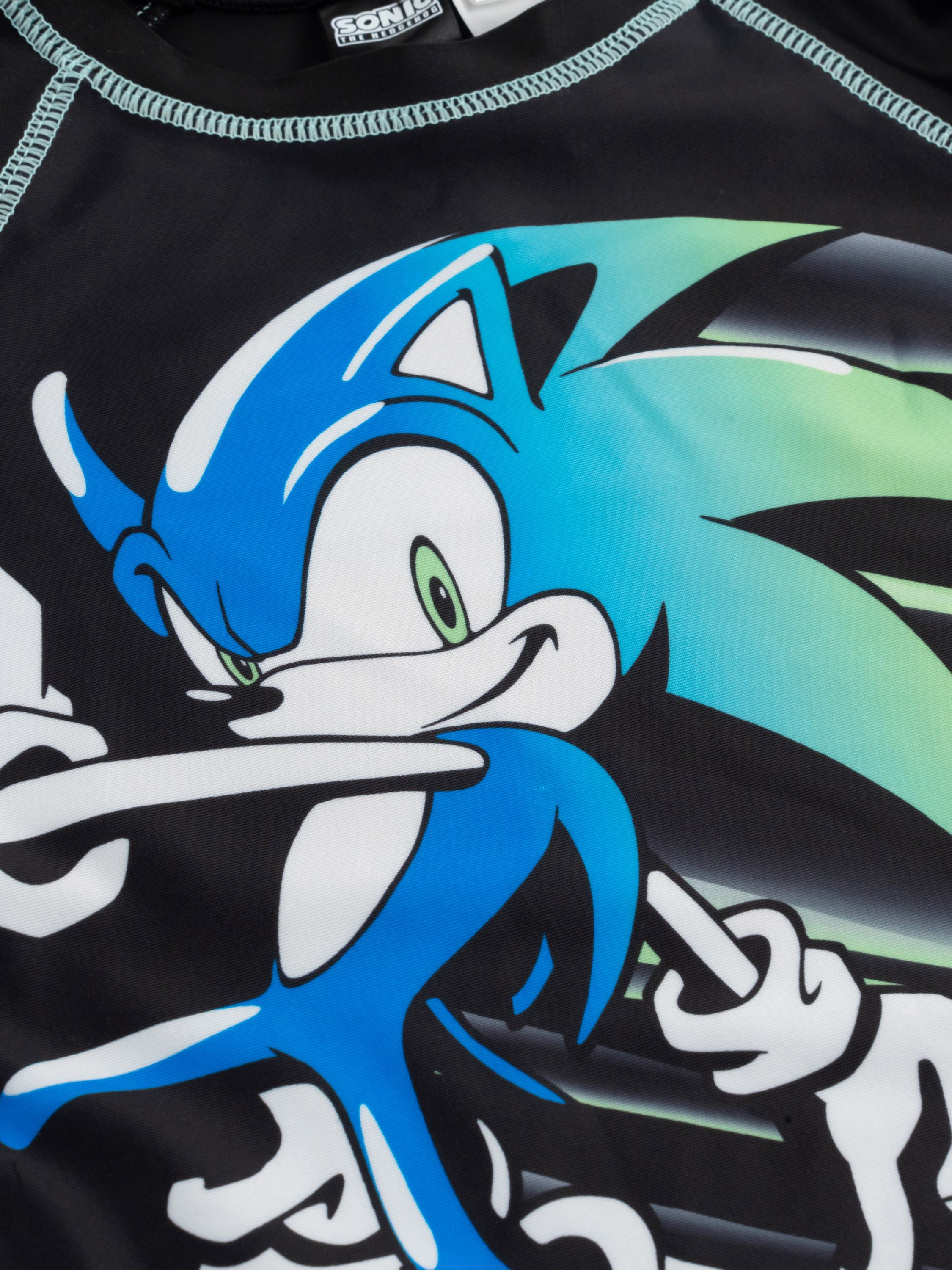 Sonic the Hedgehog mit blauen Stacheln auf schwarzem Hemd.