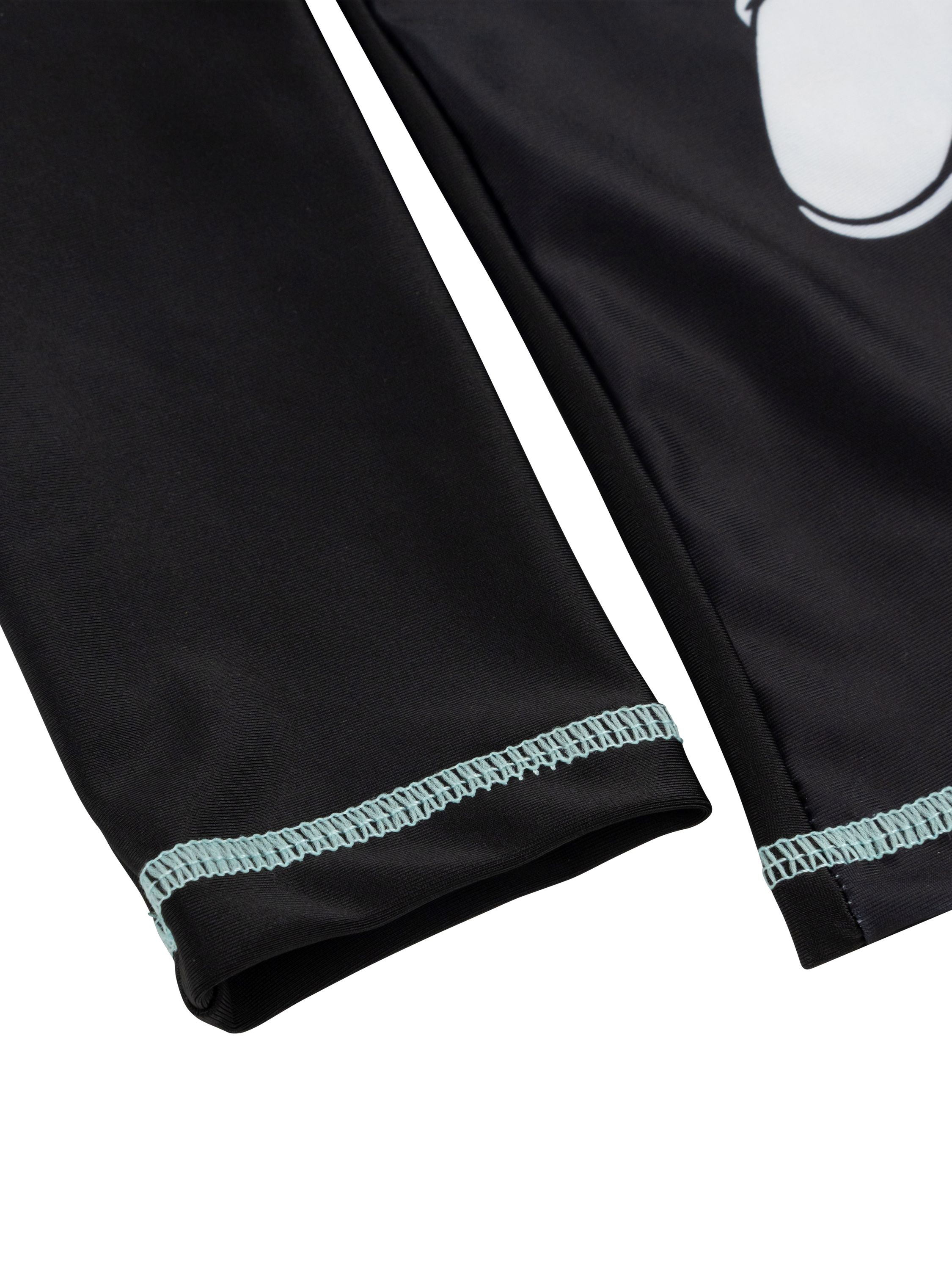 Schwarzer Stoff mit hellblauer Naht. Zeigt Ärmelenden.
