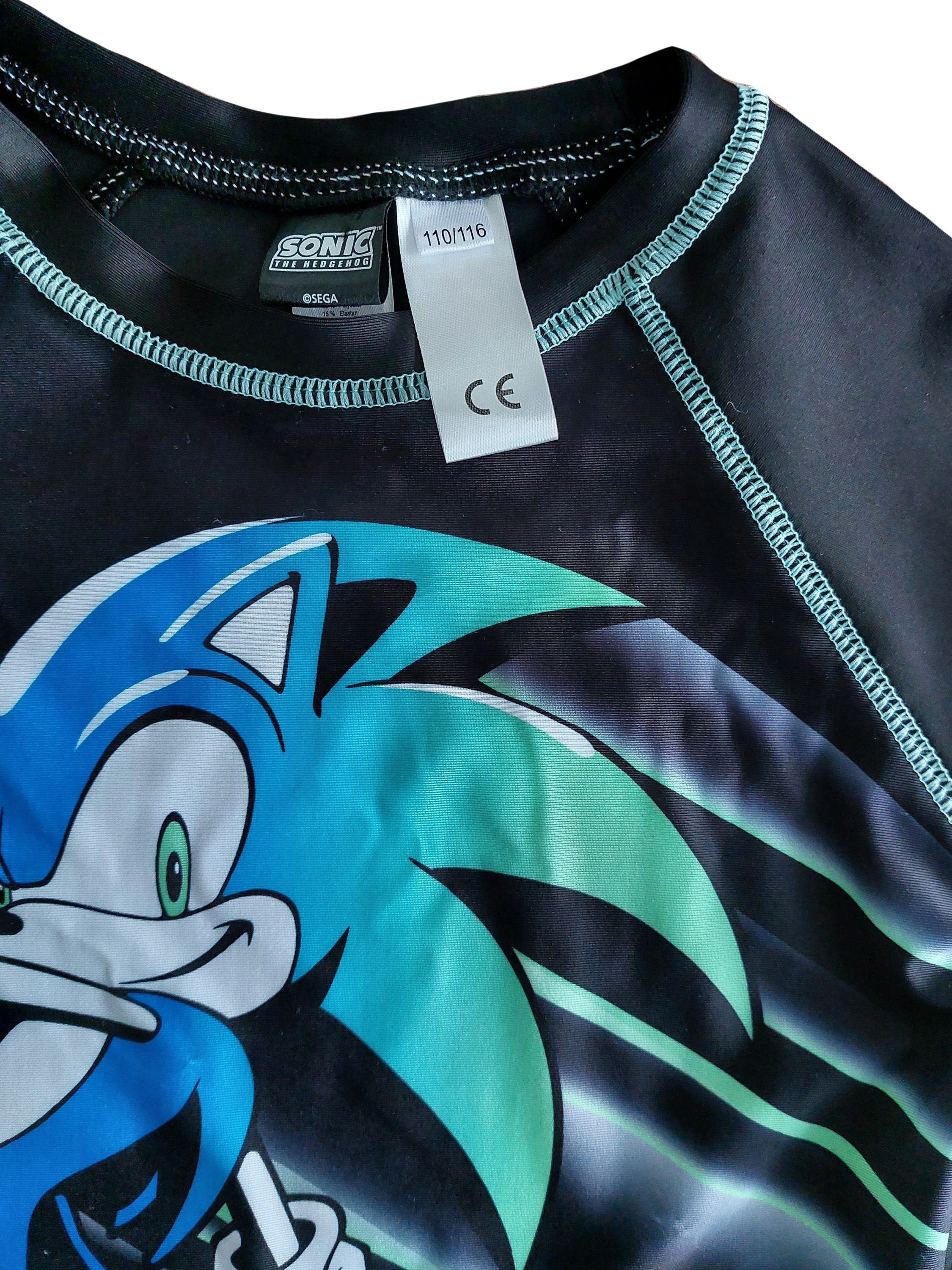 Ein schwarzes T-Shirt mit Sonic the Hedgehog-Aufdruck und mintgrünen Nähten.