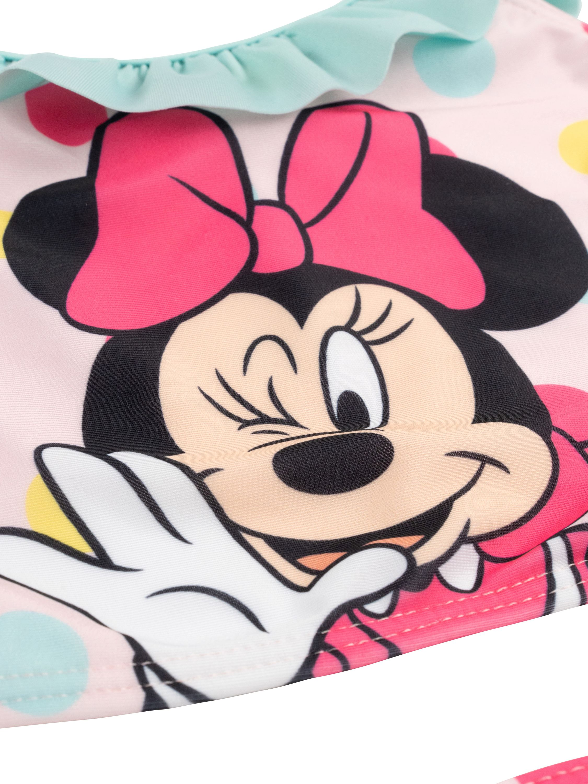 Minnie Maus mit rosa Schleife auf einem hellrosa Badeanzug mit Tupfen.