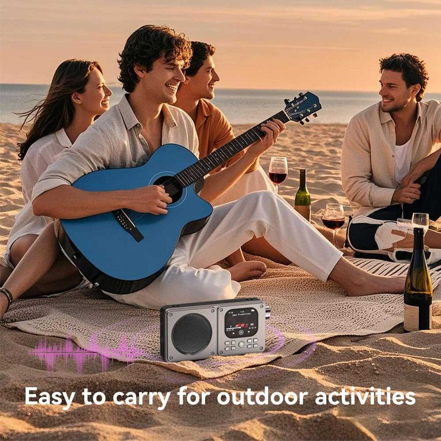 Freunde spielen Gitarre am Strand mit einem Radio und Wein. Sonnenuntergang.