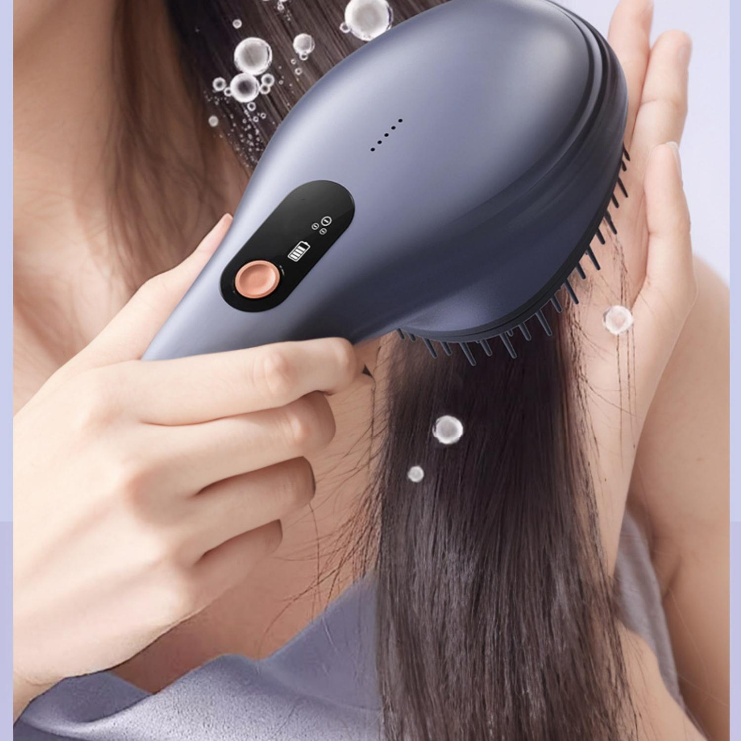 Eine Person kämmt ihr langes, dunkles Haar mit einem grauen Kamm, der mit einer Batterie betrieben wird.