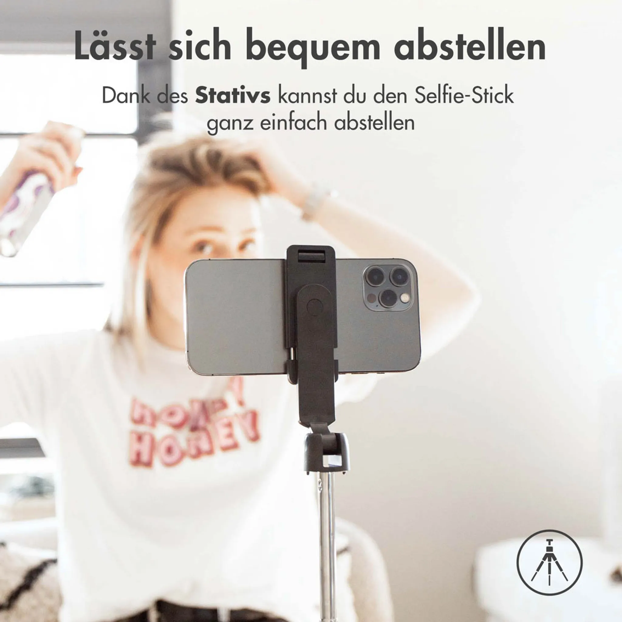 Eine Frau mit einem Selfie-Stick und Handy. Text: Lässt sich bequem abstellen.