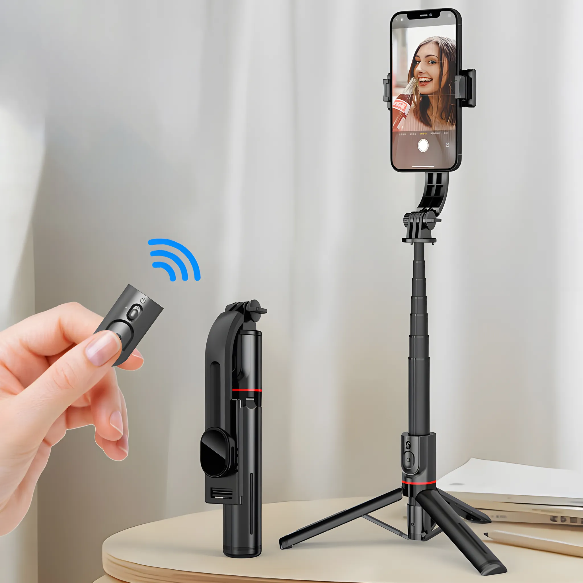 Ein schwarzer Selfie-Stick mit Stativ, der ein Smartphone hält, und eine Fernbedienung.