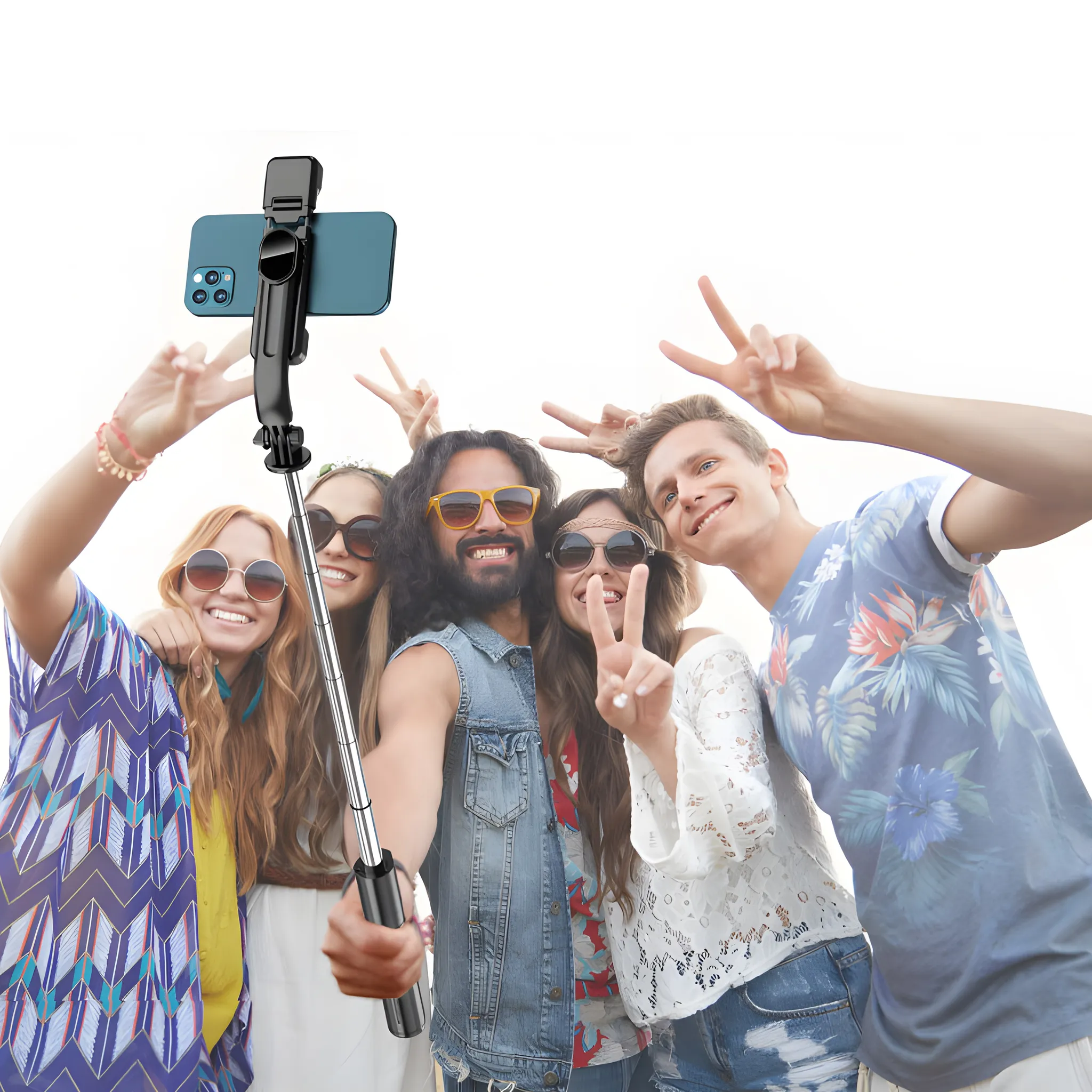 Fünf Freunde machen ein Selfie mit einem Selfie-Stick, sie tragen Sonnenbrillen und machen Friedenszeichen.