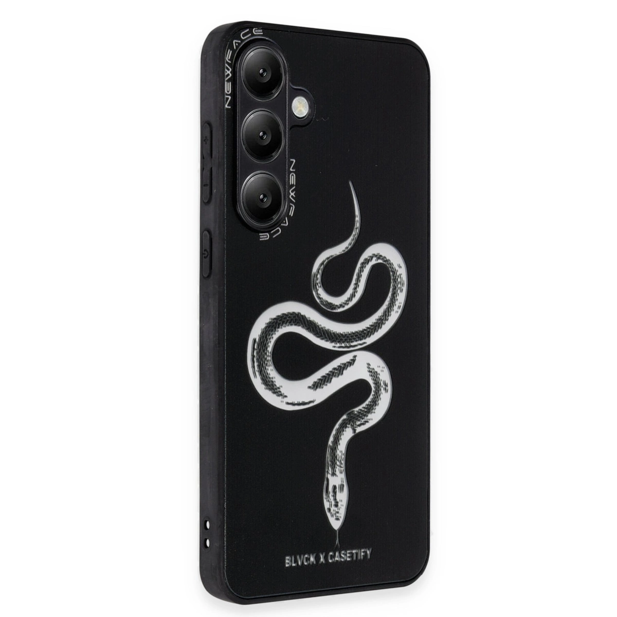 Beyaz yılan desenli ve kamera modüllü siyah telefon kılıfı.