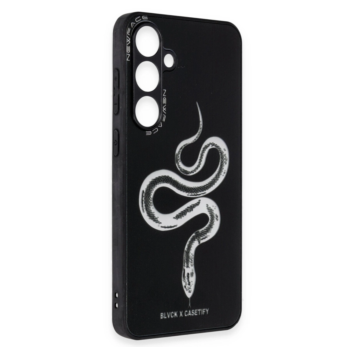 Beyaz yılan grafikli ve kamera oyuklu siyah telefon kılıfı.