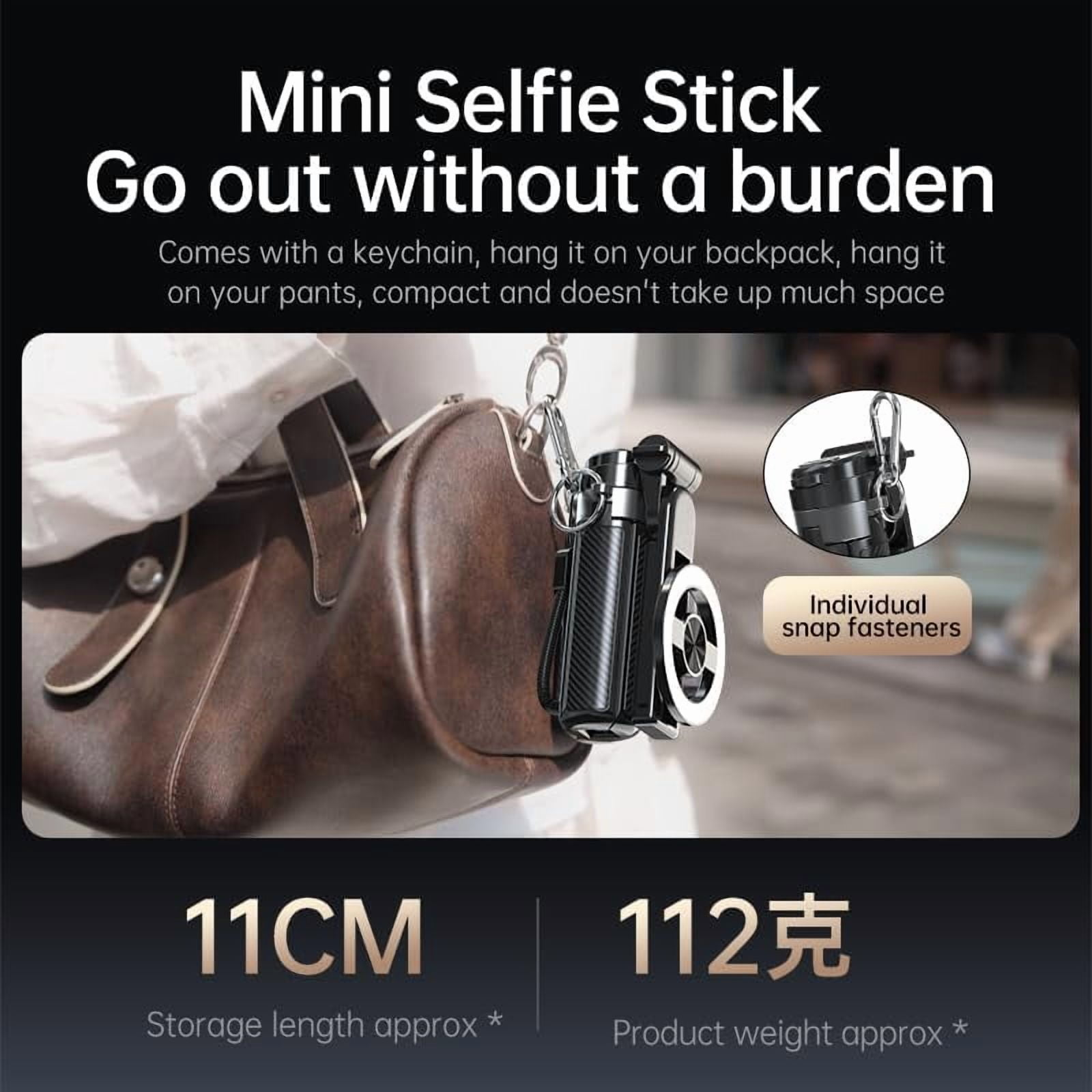 Ein kompakter schwarzer Selfie-Stick mit Schlüsselanhänger, der an einer braunen Tasche befestigt ist.