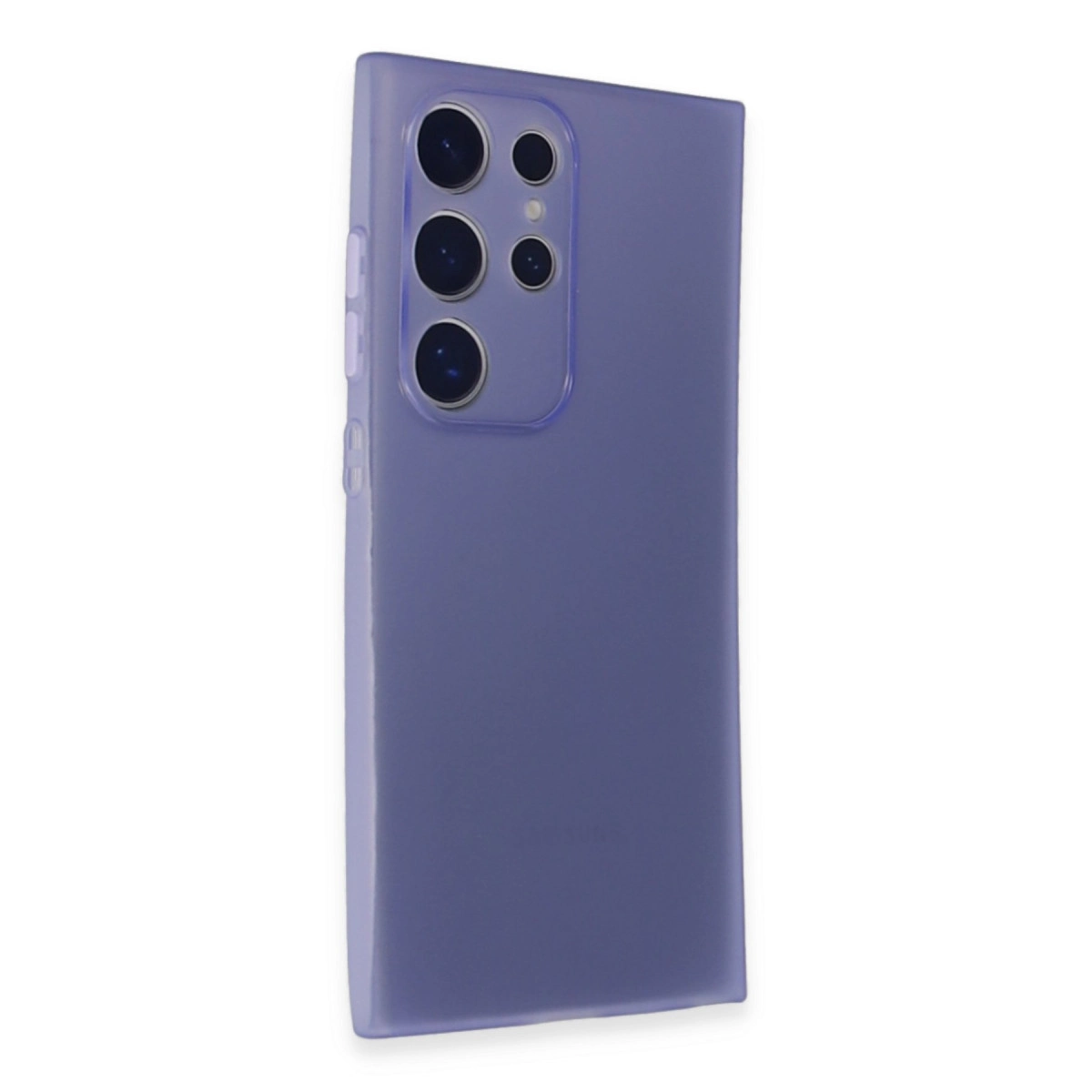 Beyaz arka plan üzerinde kamera lensli mor telefon kılıfı.