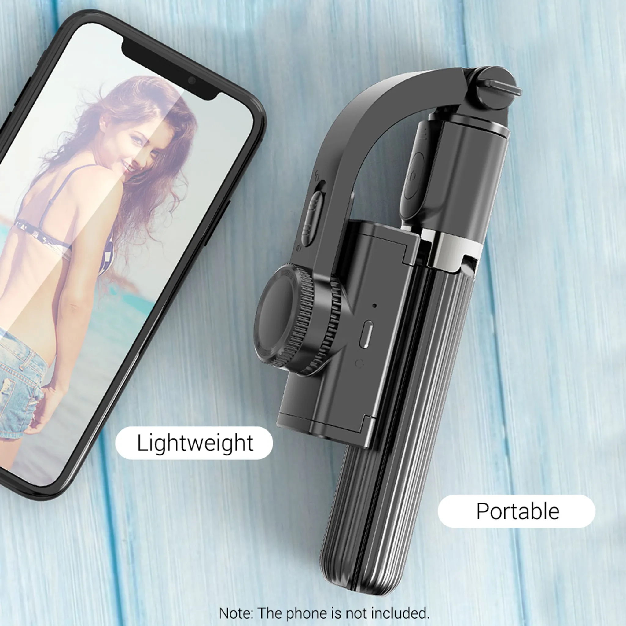 Ein schwarzer Selfie-Stick neben einem Smartphone mit einer Frau im Bikini.