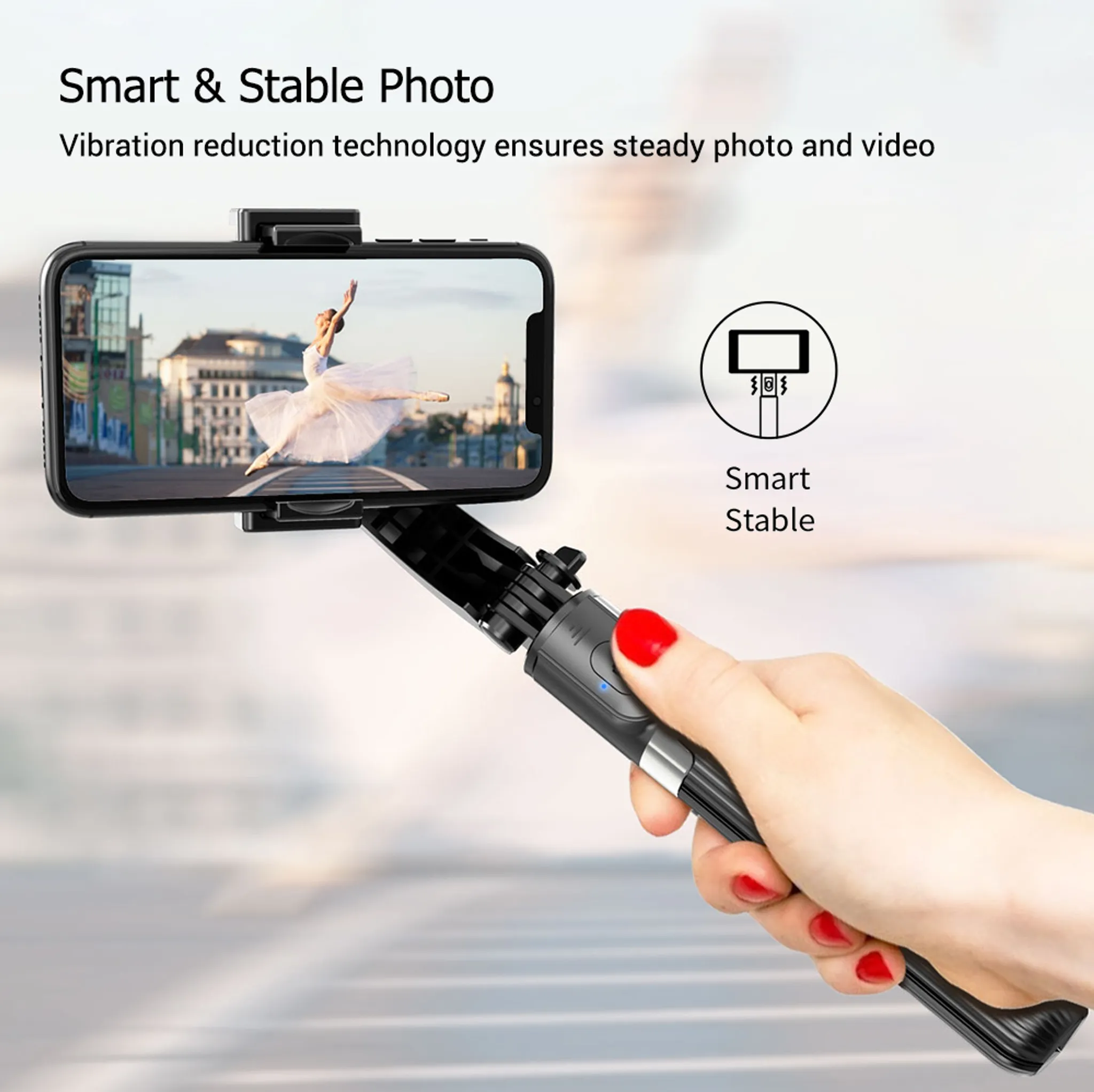 Hand hält Selfie-Stick mit Smartphone, das eine Ballerina zeigt. 