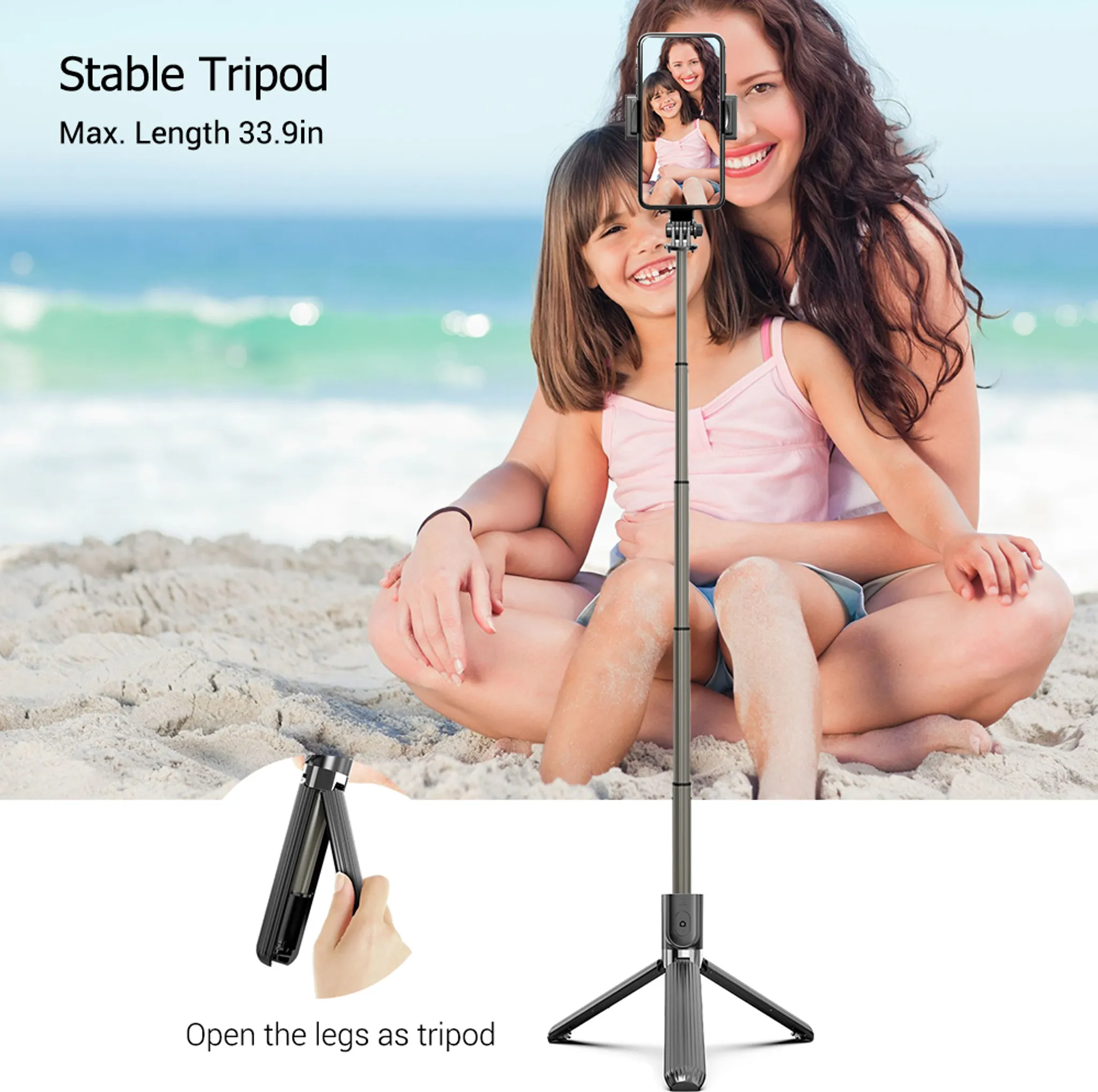Mutter und Kind am Strand, sie machen ein Selfie mit einem Selfie-Stick.