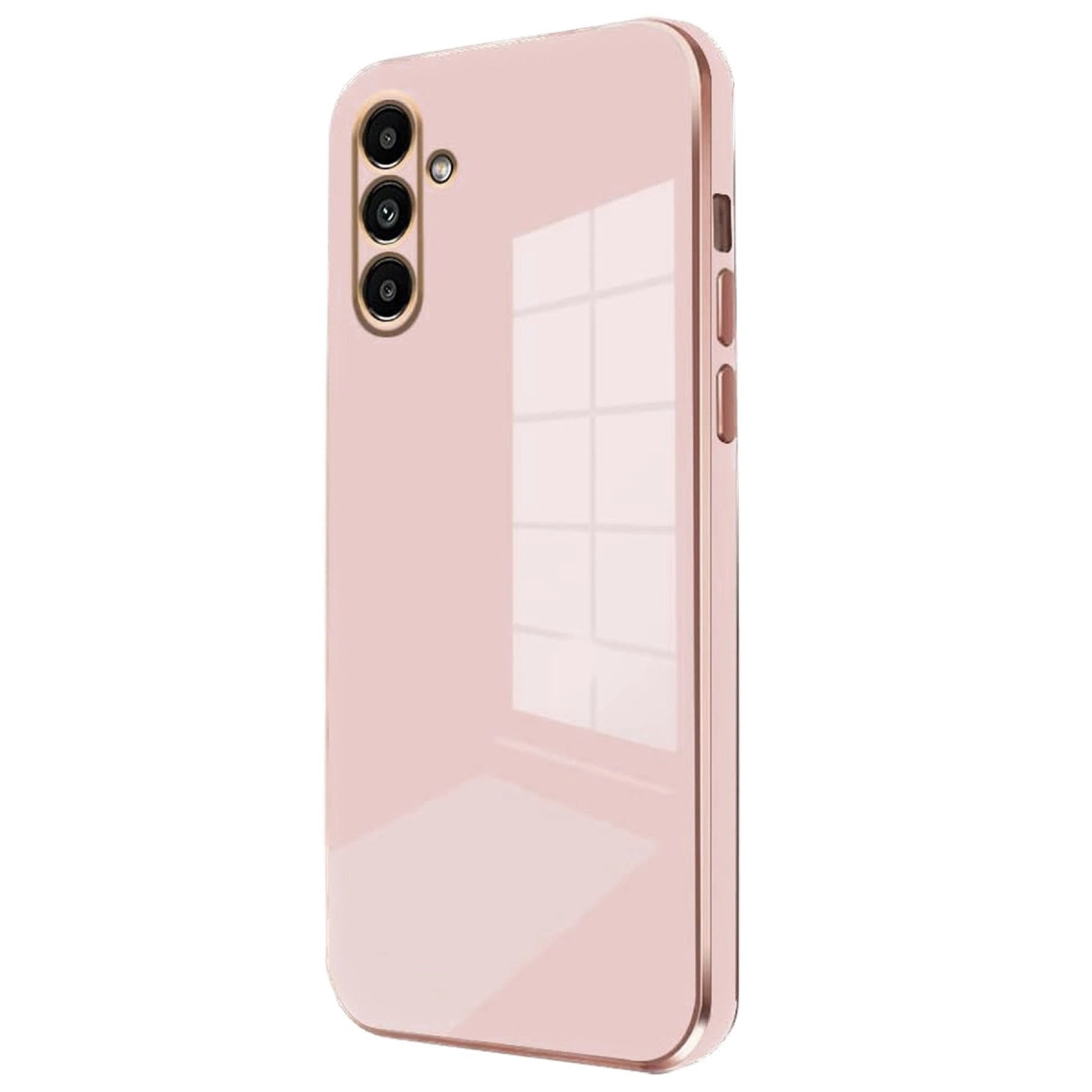 Beyaz arka plan üzerinde üç kameralı, altın çerçeveli pembe telefon.