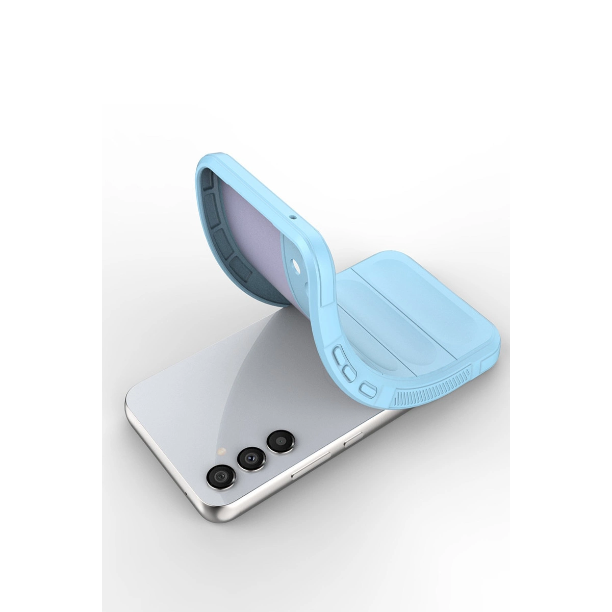 Üç kameralı beyaz bir akıllı telefon üzerinde açık mavi bir telefon kılıfı gösteriliyor.