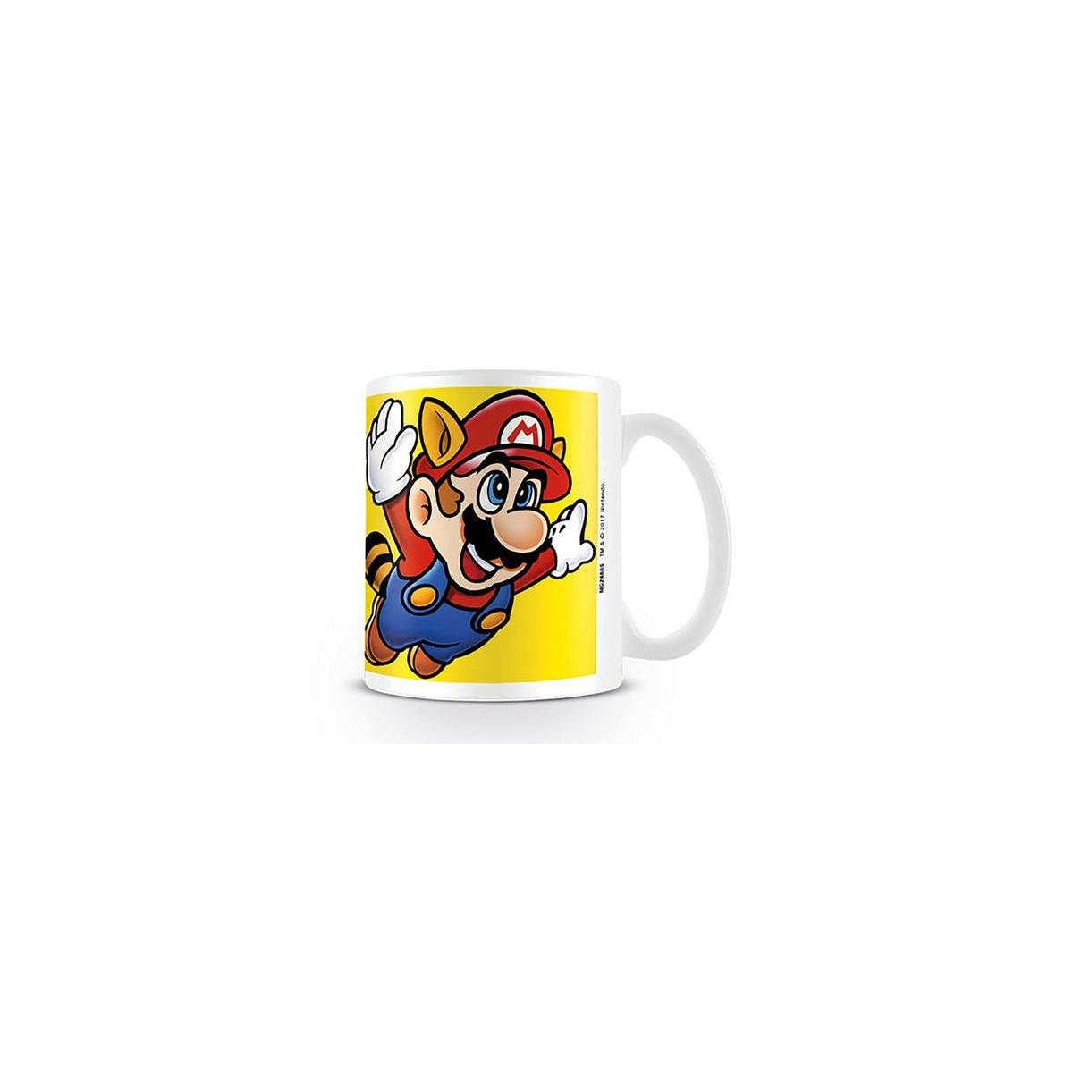 Eine Tasse mit Mario im Waschbär-Kostüm auf gelbem Hintergrund.
