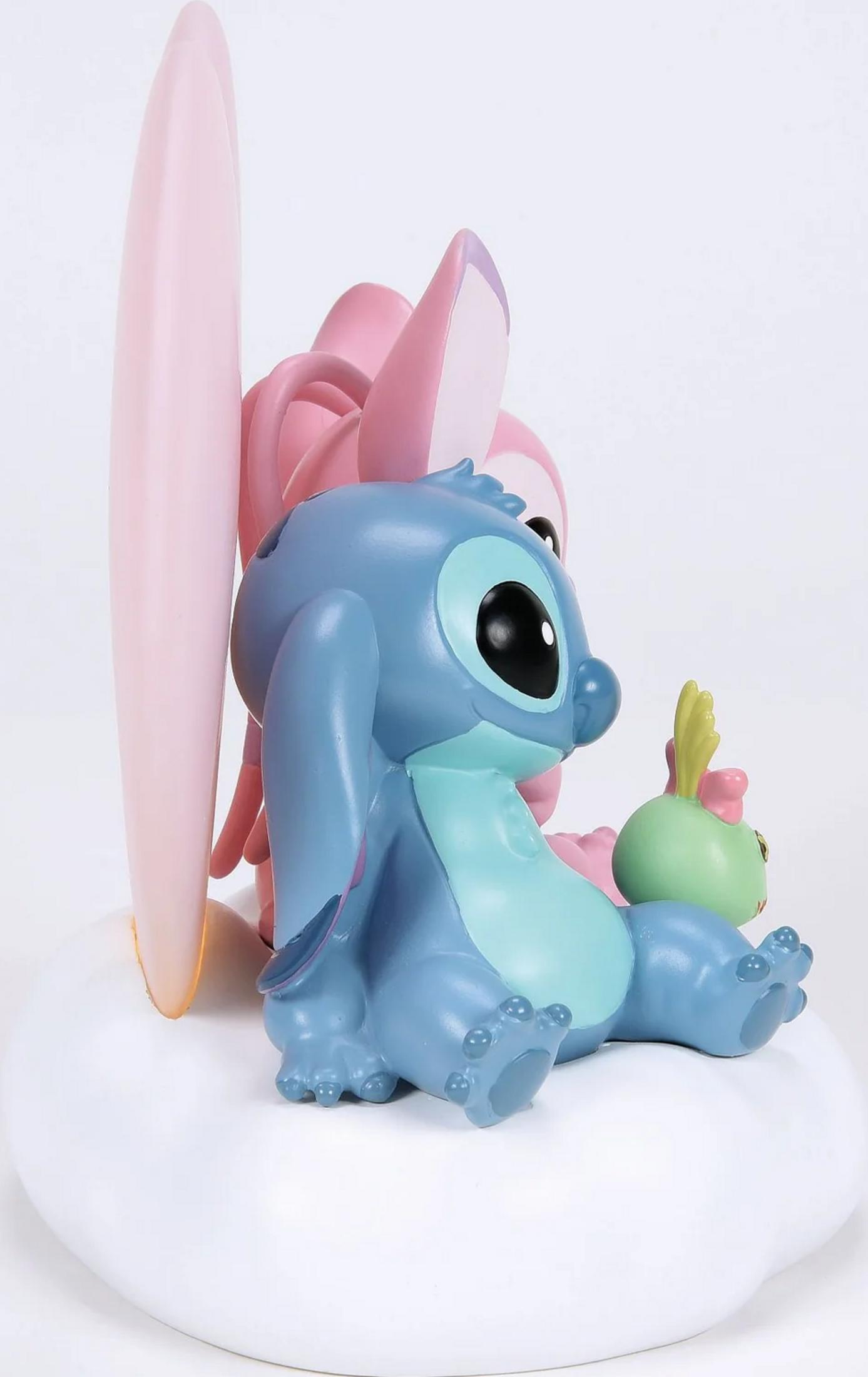 Stitch sitzt auf einer Wolke neben einer rosafarbenen Figur und einem grünen Wesen.