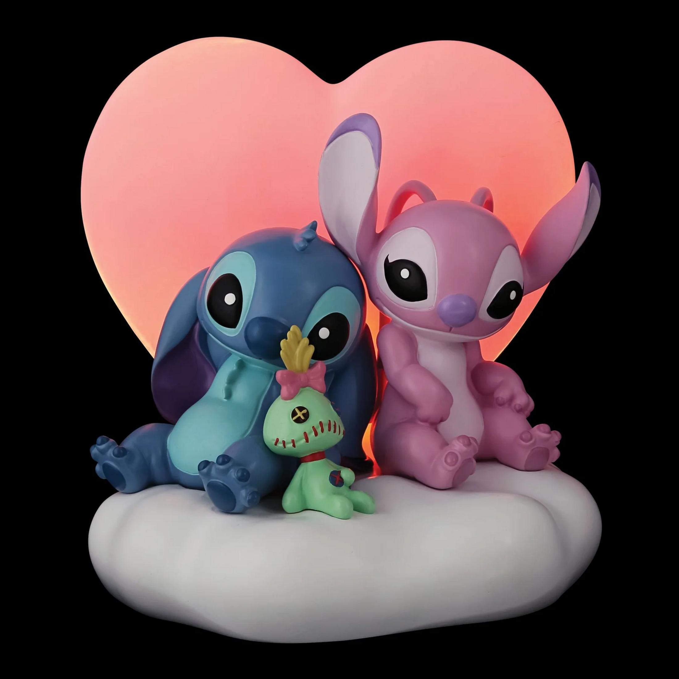 Stitch und Angel sitzen auf einer Wolke vor einem leuchtenden Herz.