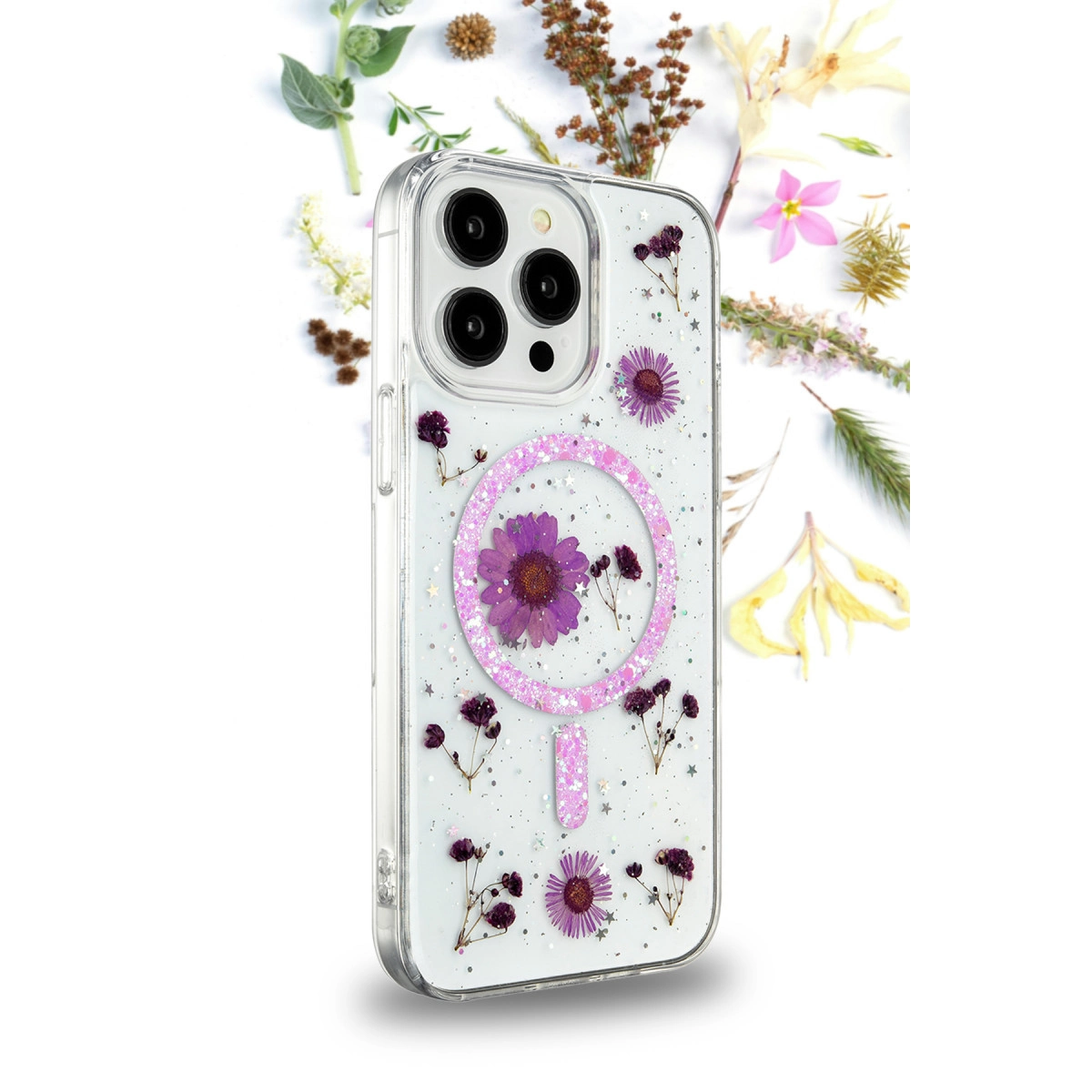 Beyaz arka plan üzerinde mor kuru çiçekler ve sim içeren şeffaf telefon kılıfı.