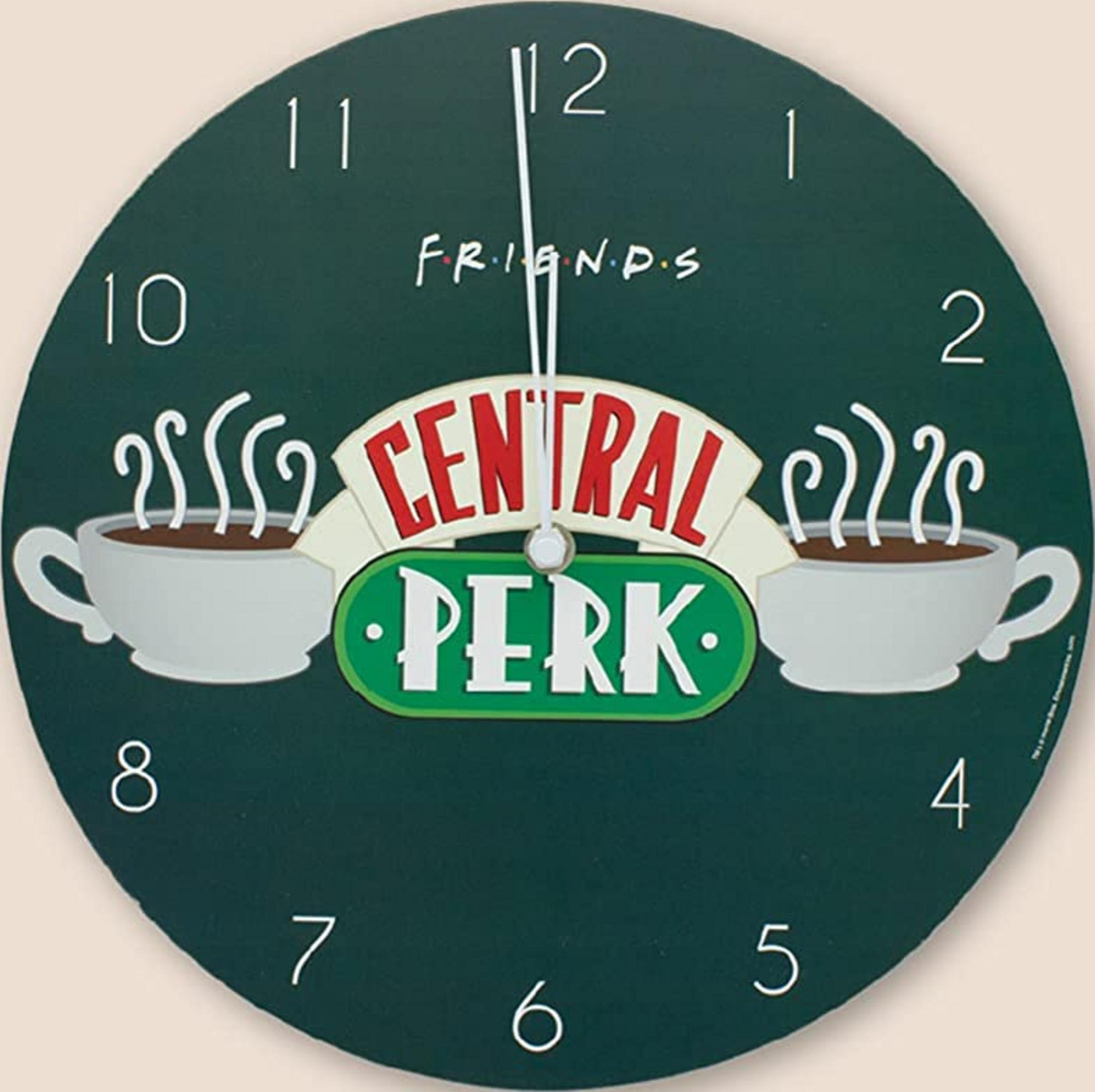 Eine dunkelgrüne Uhr mit weißer Schrift für Zahlen und dem Logo von Central Perk.
