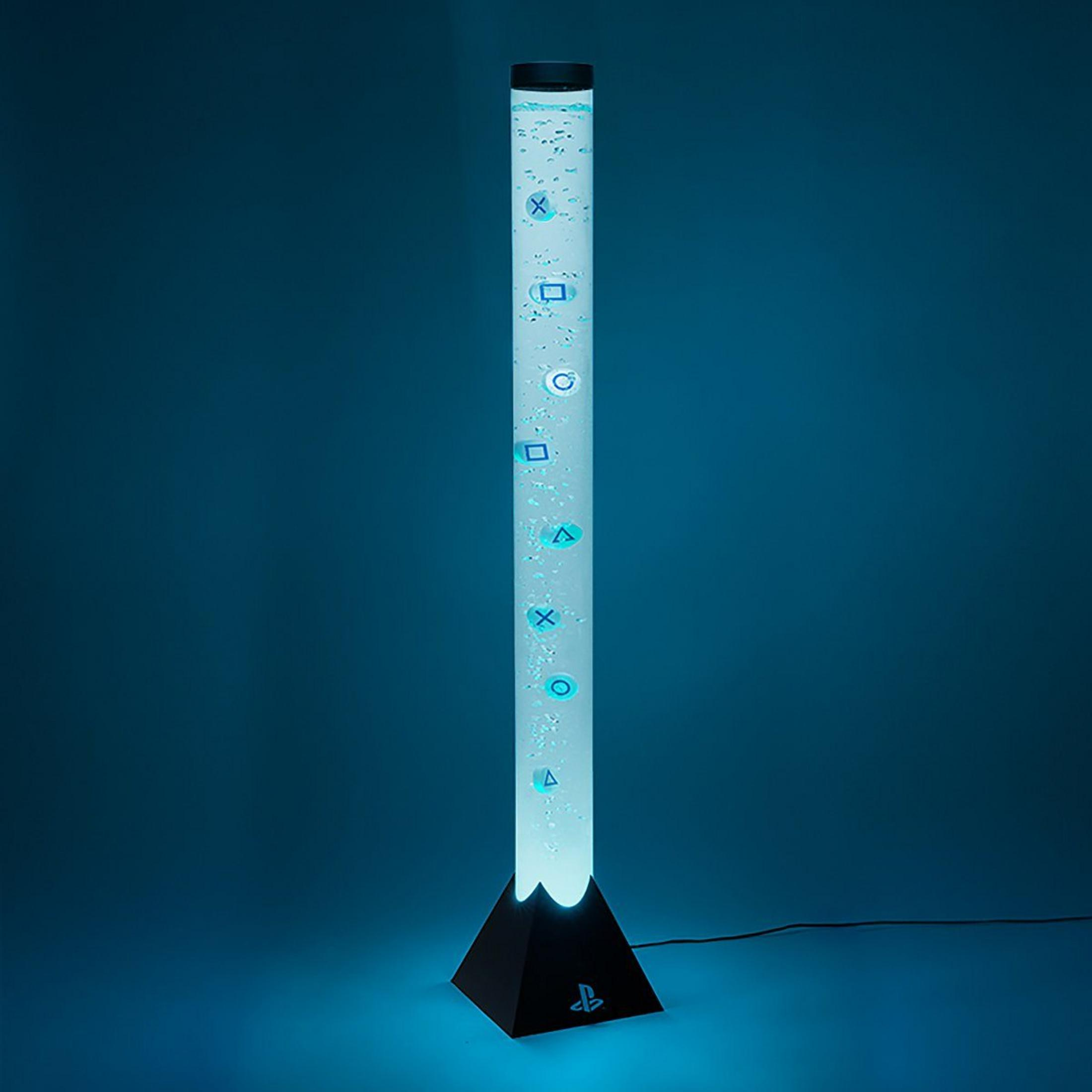 Ein beleuchteter Turm mit PlayStation-Symbolen auf blauem Hintergrund.