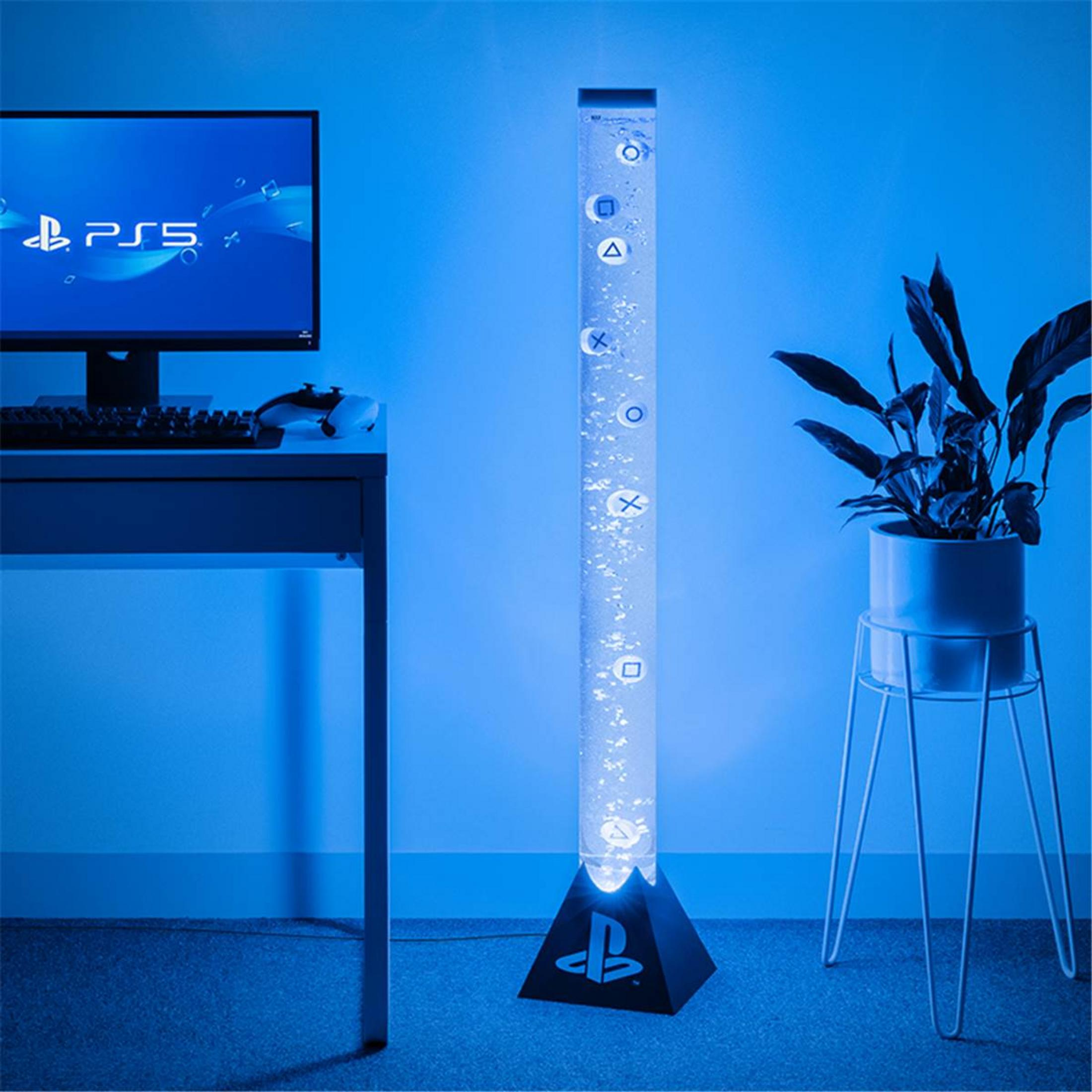 Ein PS5-Controller liegt neben einer Tastatur auf einem Schreibtisch. Ein Lichtschlauch steht daneben.