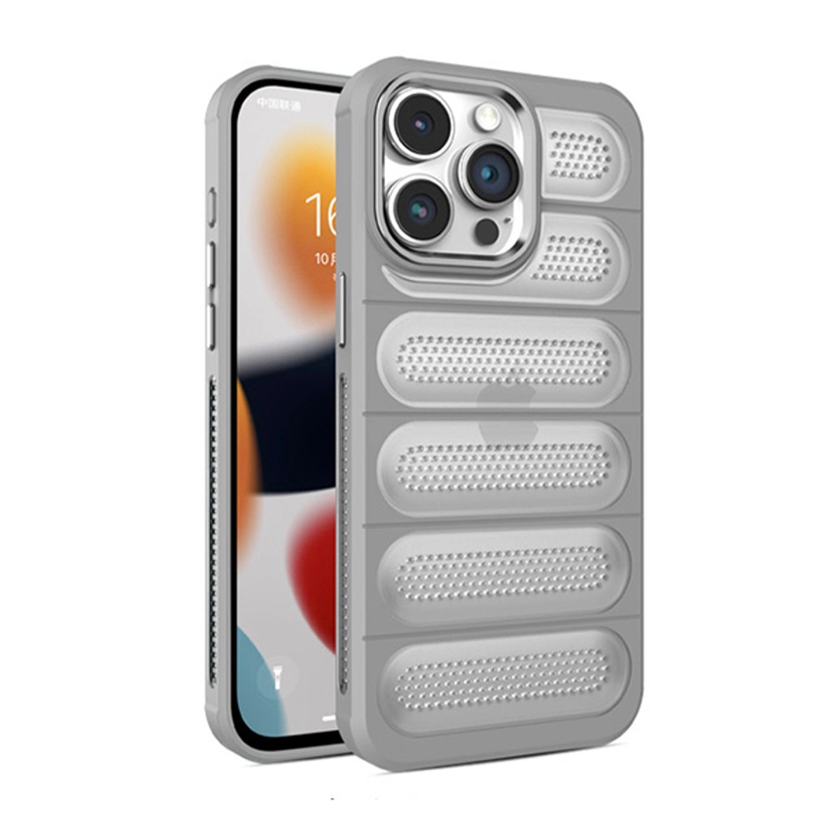 Arkada kamera ve nervürlü desenli gri telefon kılıfı, iPhone'un yanında.