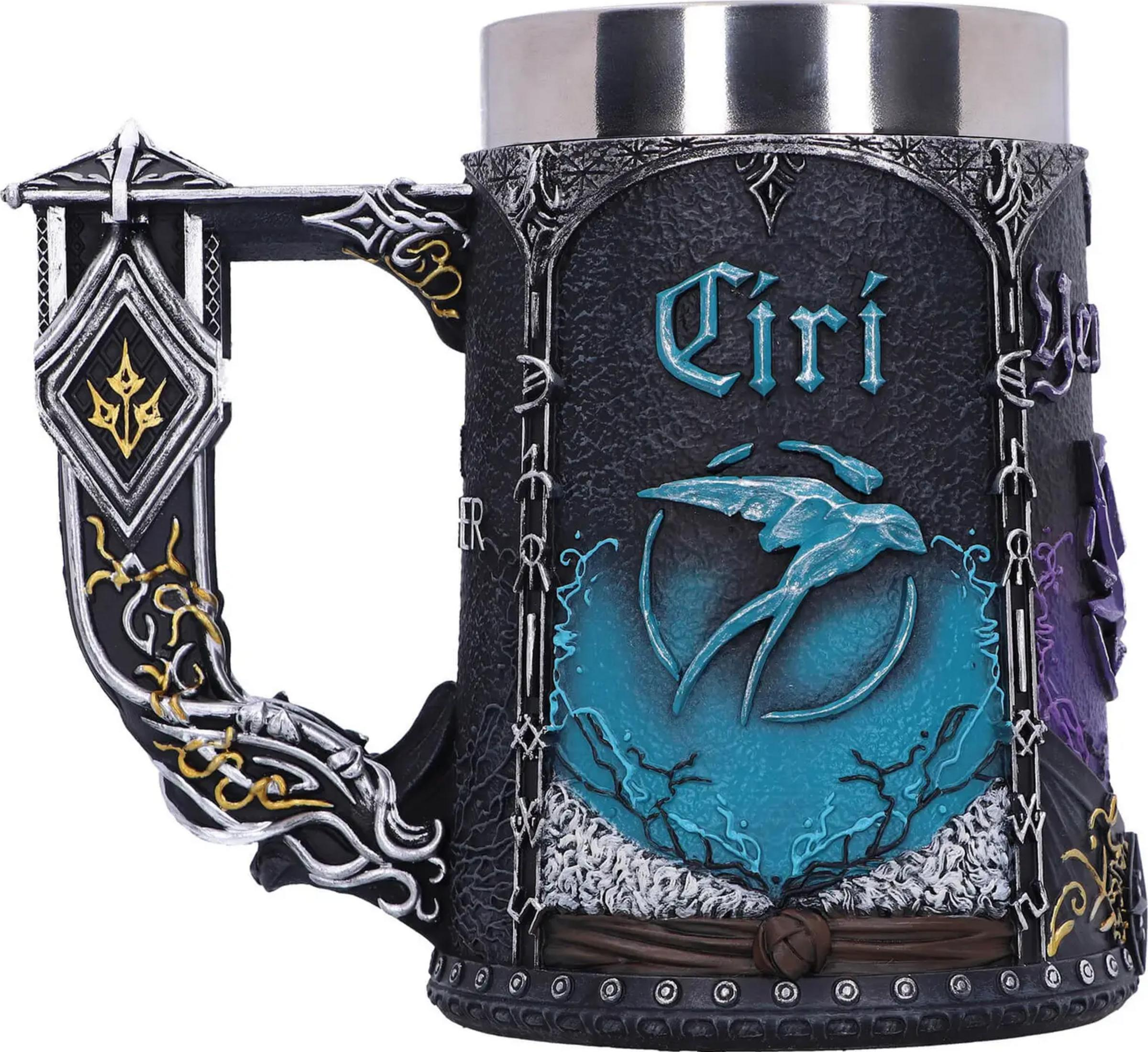 Ein detailreicher Becher mit dem Namen Ciri, Drachenmotiv und silbernem Rand.