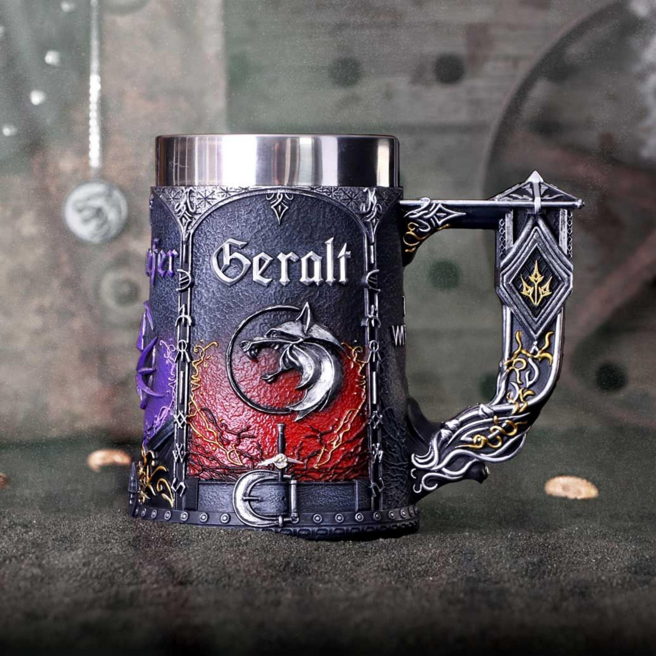 Eine detaillierte Tasse mit dem Namen Geralt und einem Wolfskopf-Symbol.