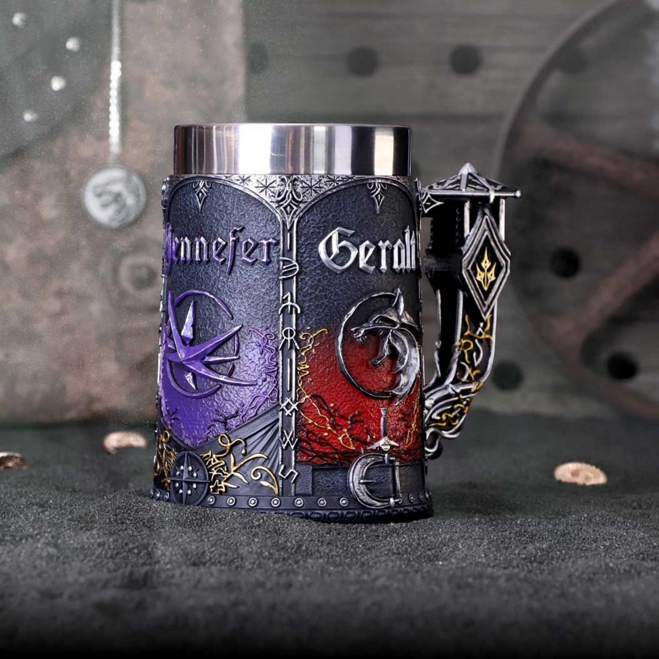 Ein detailreicher Becher mit silbernem Rand und Griff. Verziert mit violetten und roten Symbolen.