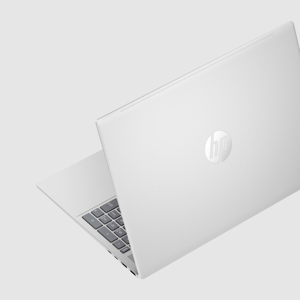 Srebrny laptop HP z klawiaturą i logo HP na zamkniętej pokrywie.
