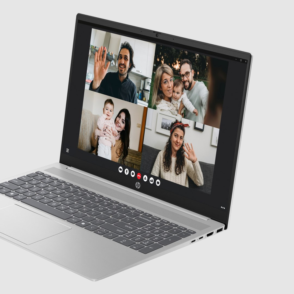 Ekran laptopa pokazuje rozmowę wideo z czterema członkami rodziny i dwoma dziećmi.