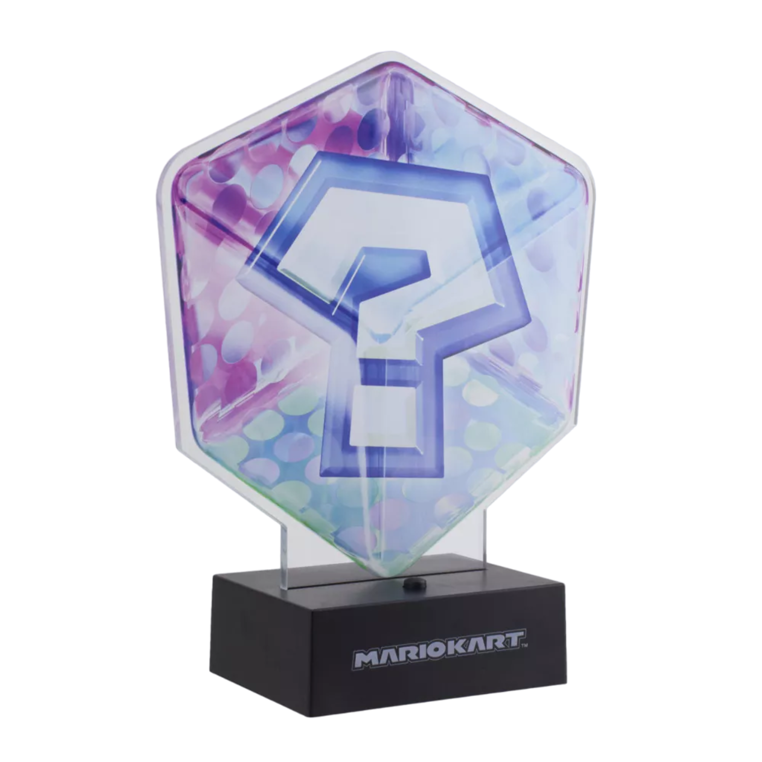 Ein Item-Box-Symbol von Mario Kart auf einem Ständer mit den Buchstaben MARIOKART.